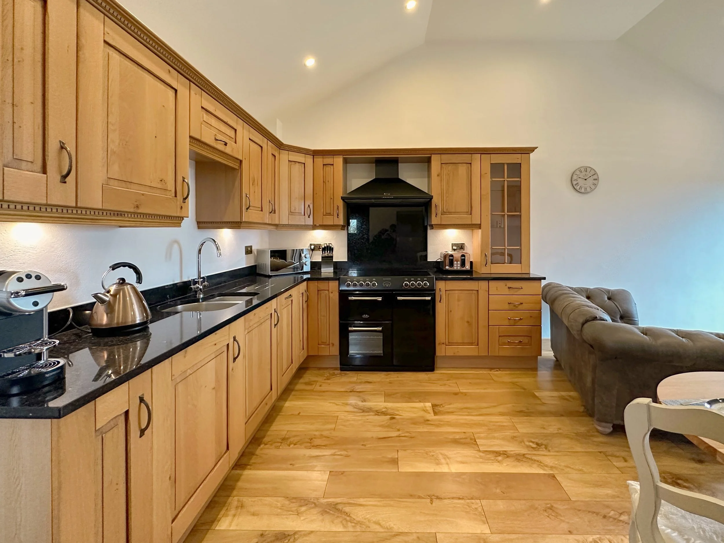 Fully equipped kitchen with double rangemaster oven