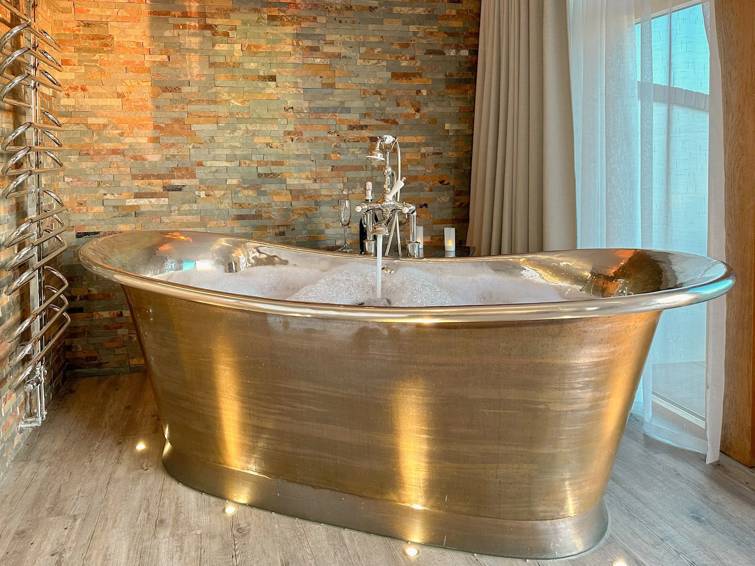 Running bubble bath with nickel interior