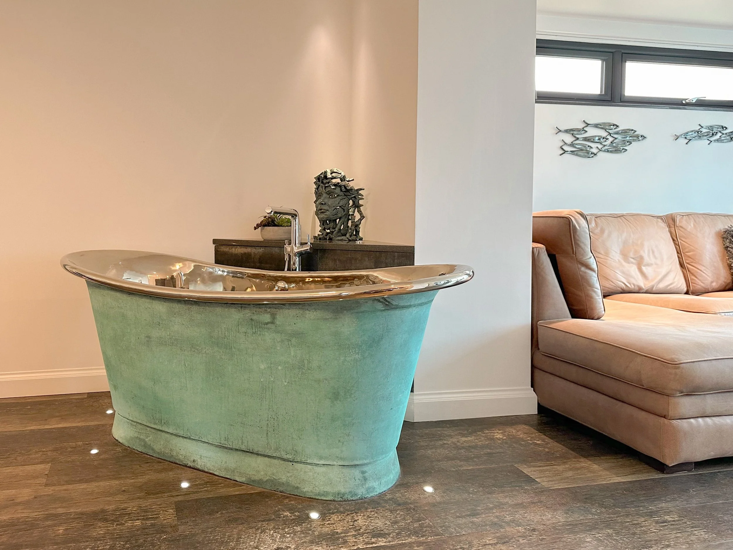 Bateau spa bath with shiny Nickel interior