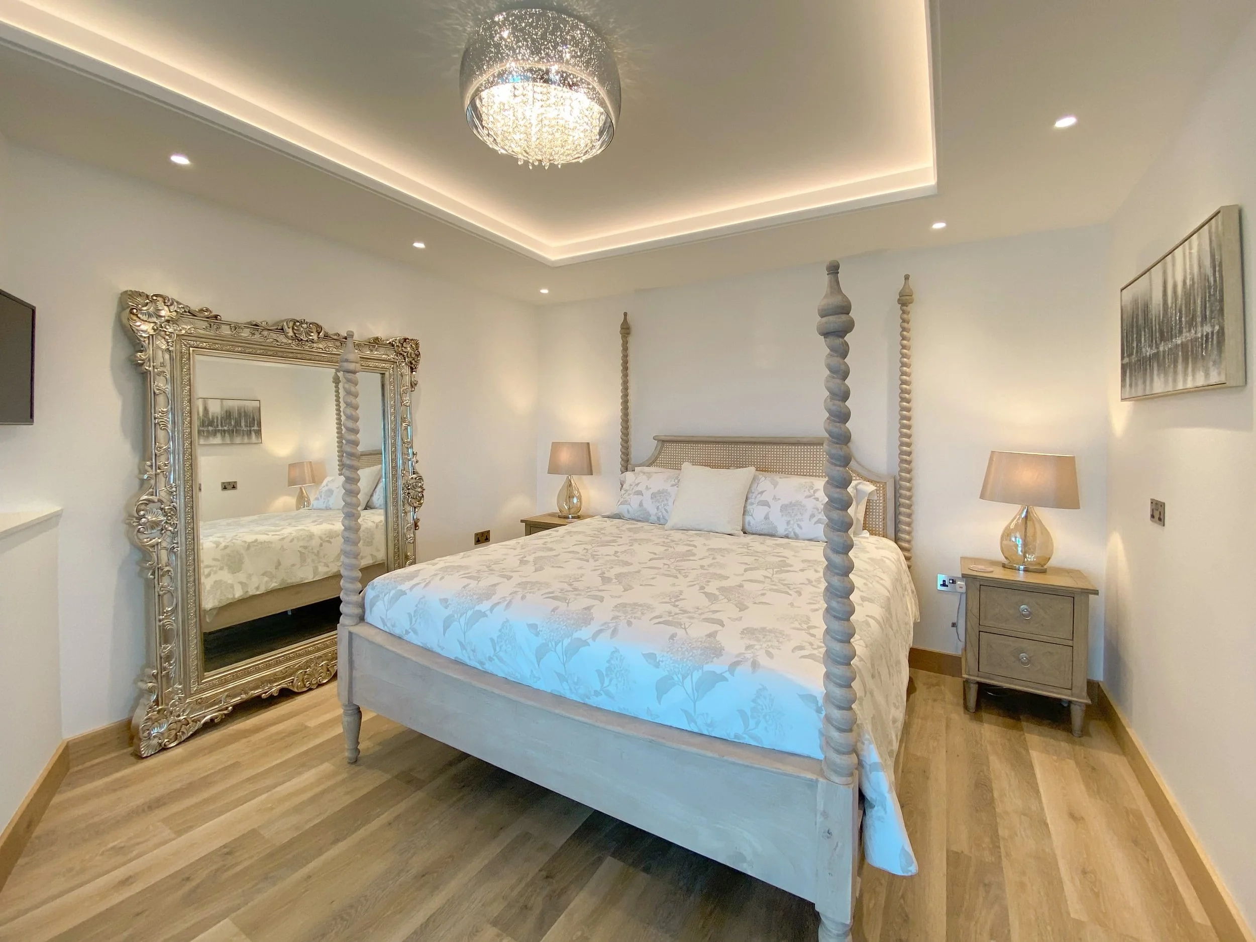 Four poster one-bed apartment for two