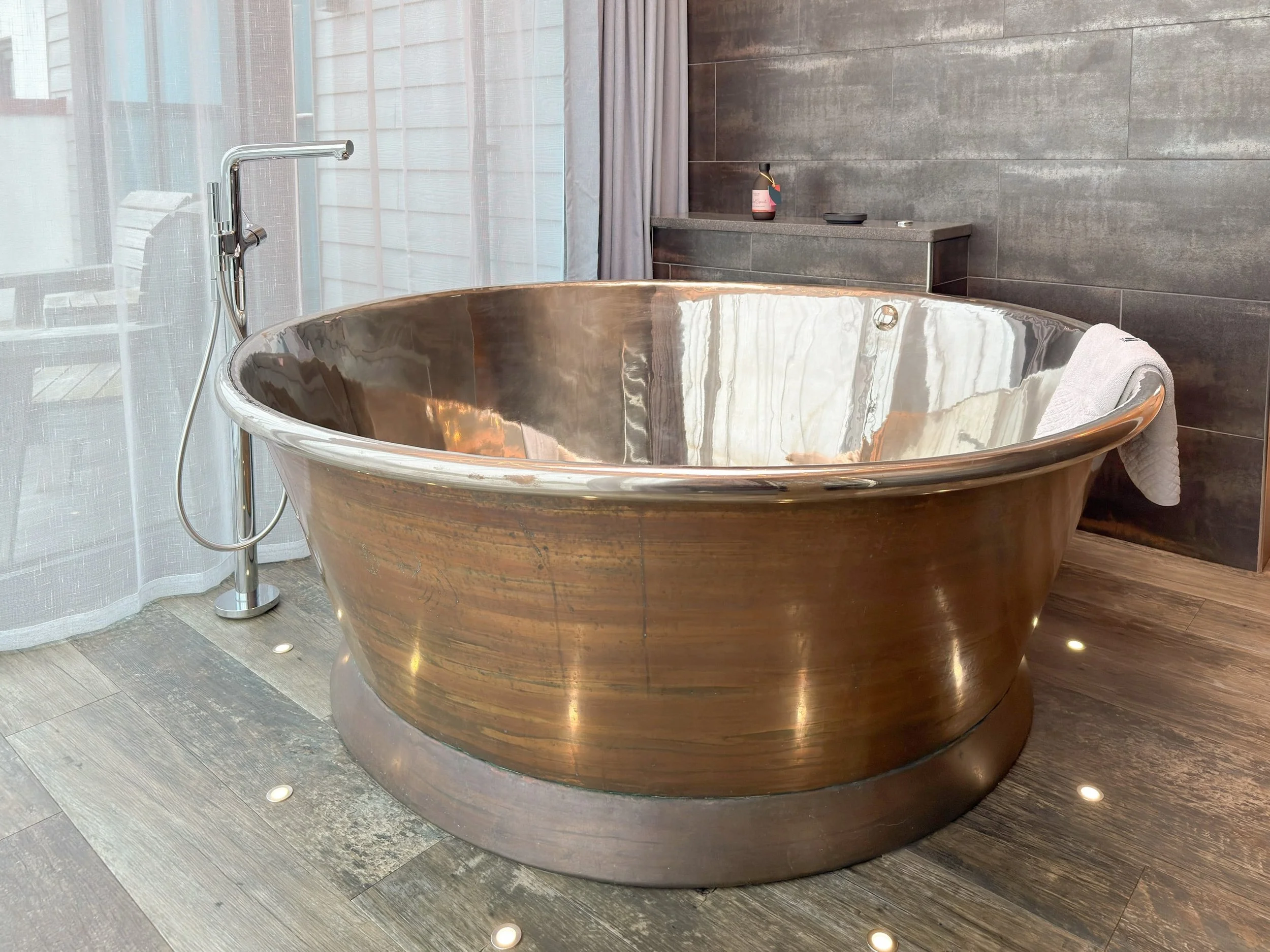 Freestanding air-spa copper bath in Sundancer