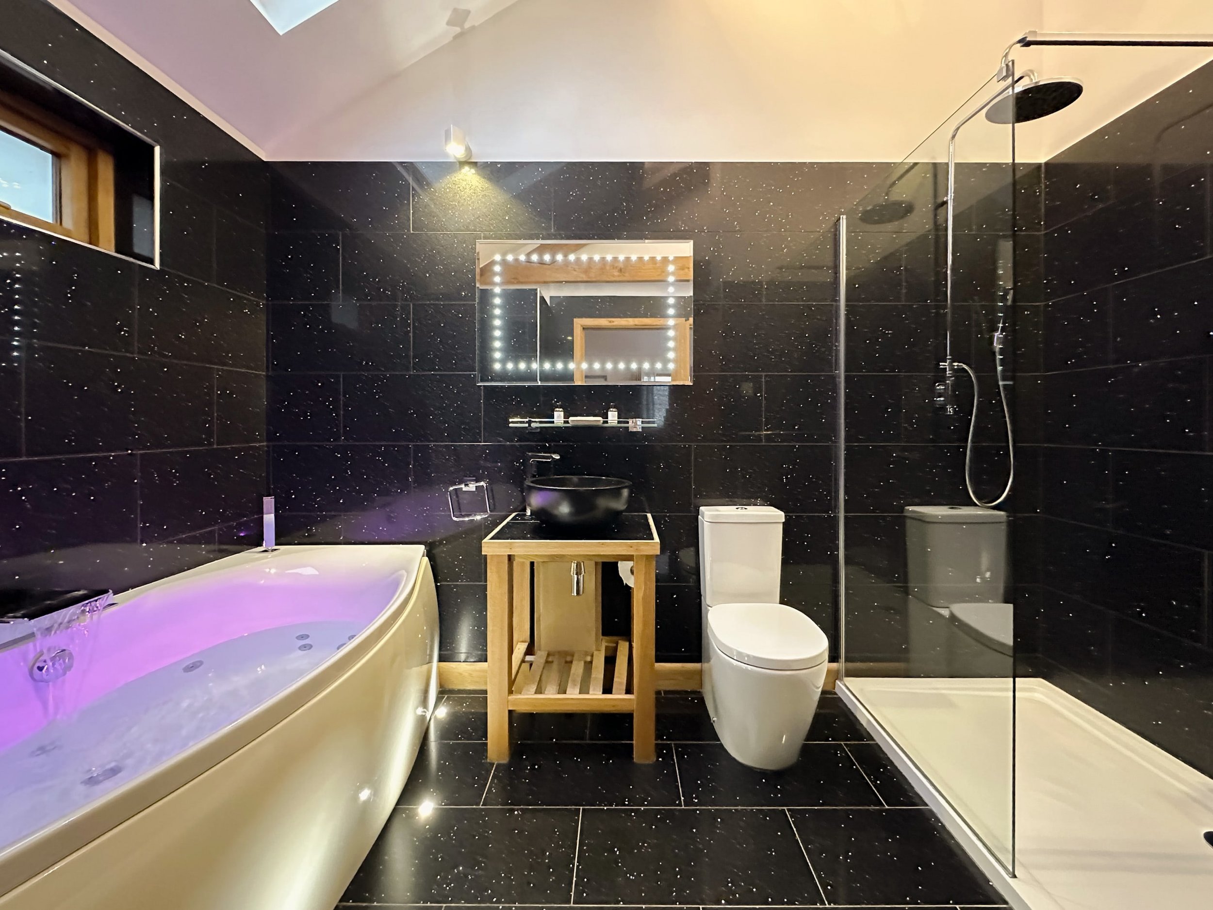 Shooting Star apartment for two spa bath and walk-in shower