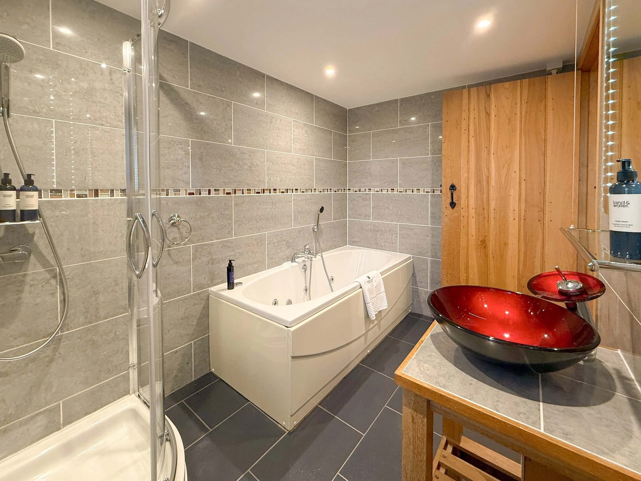 Spa bath in the en-suite bathroom