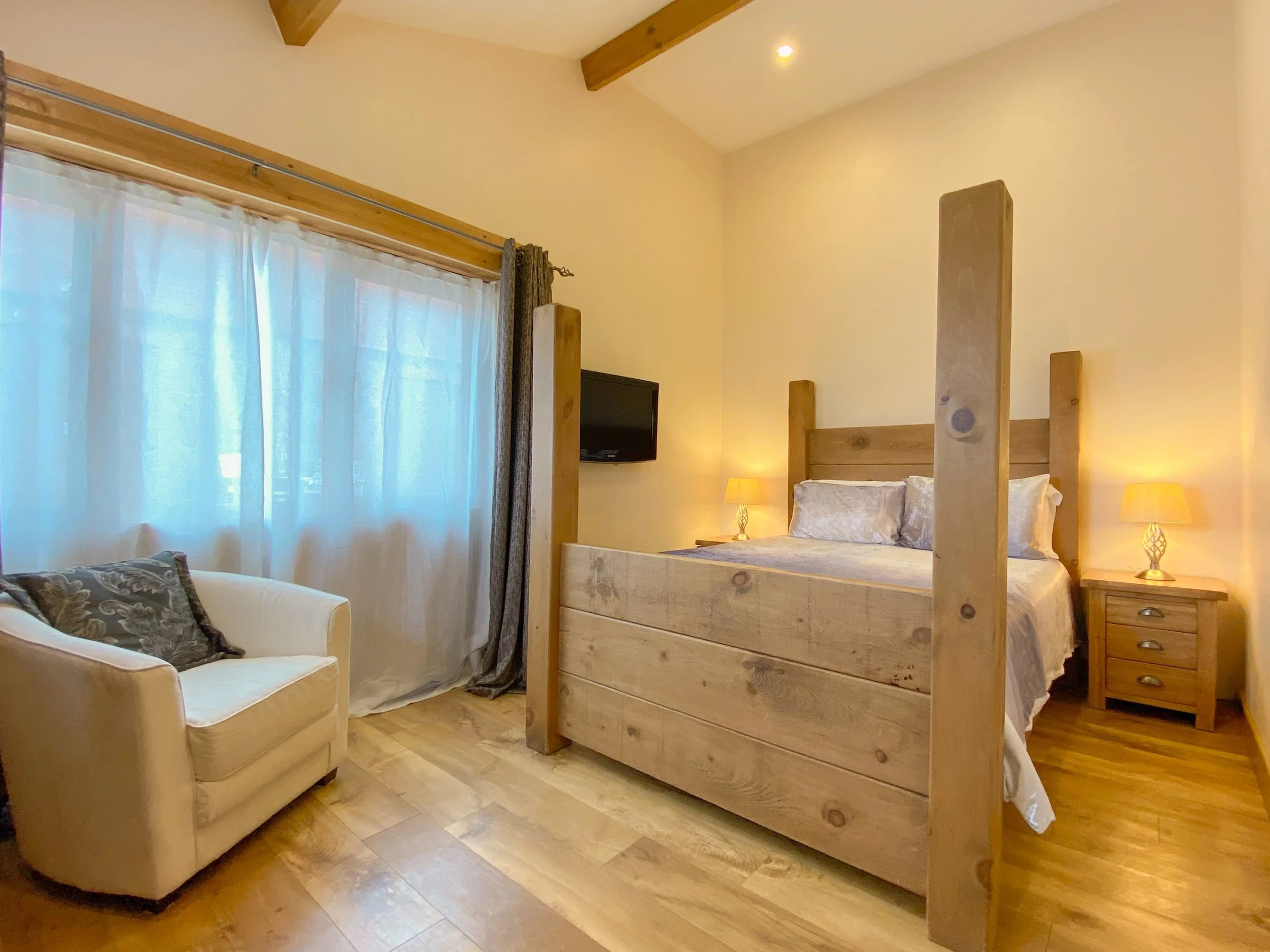 Four-poster plank bed