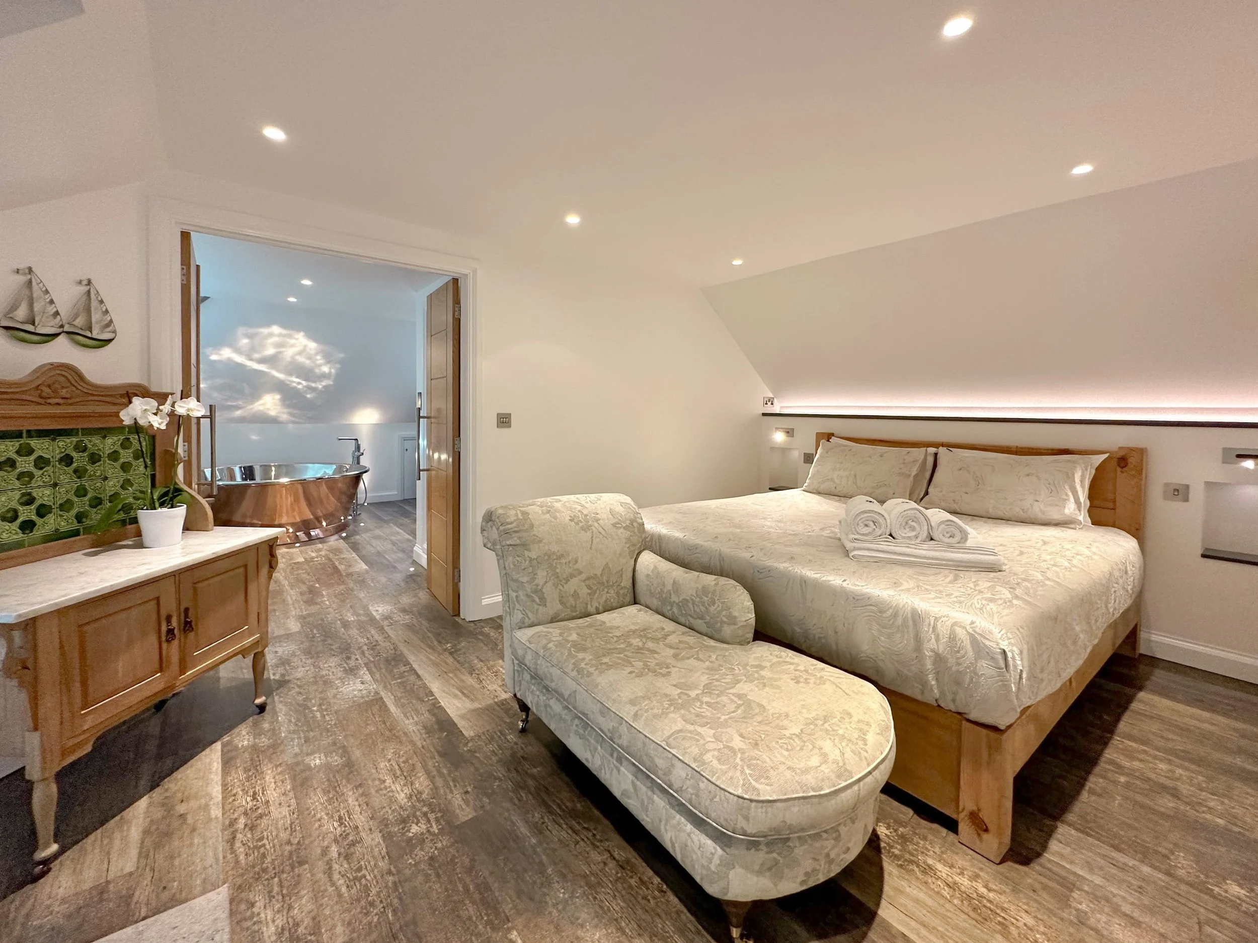 Bedroom in Skyfall apartment for two near Bude