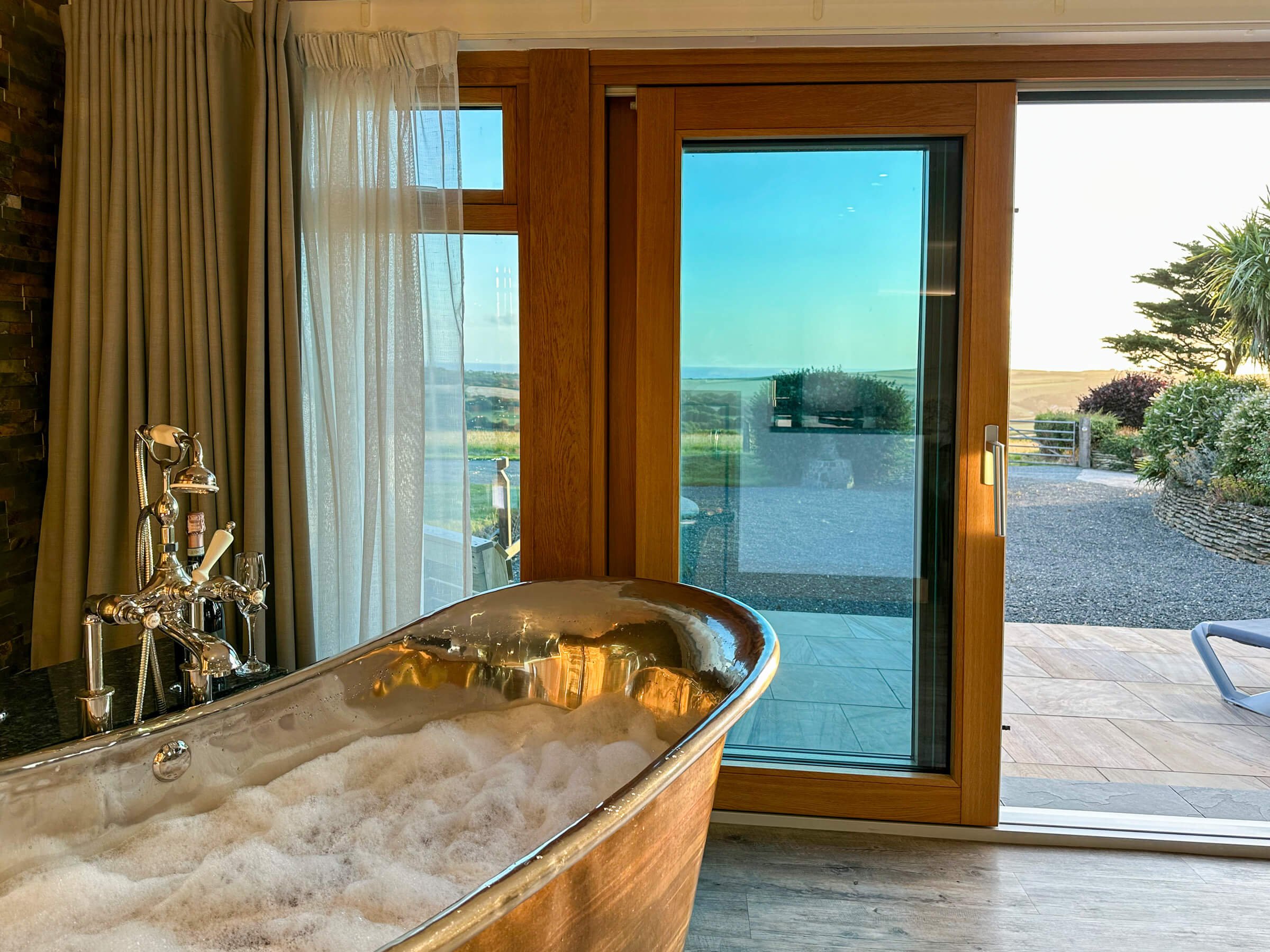 Air-spa bath tub with sea view