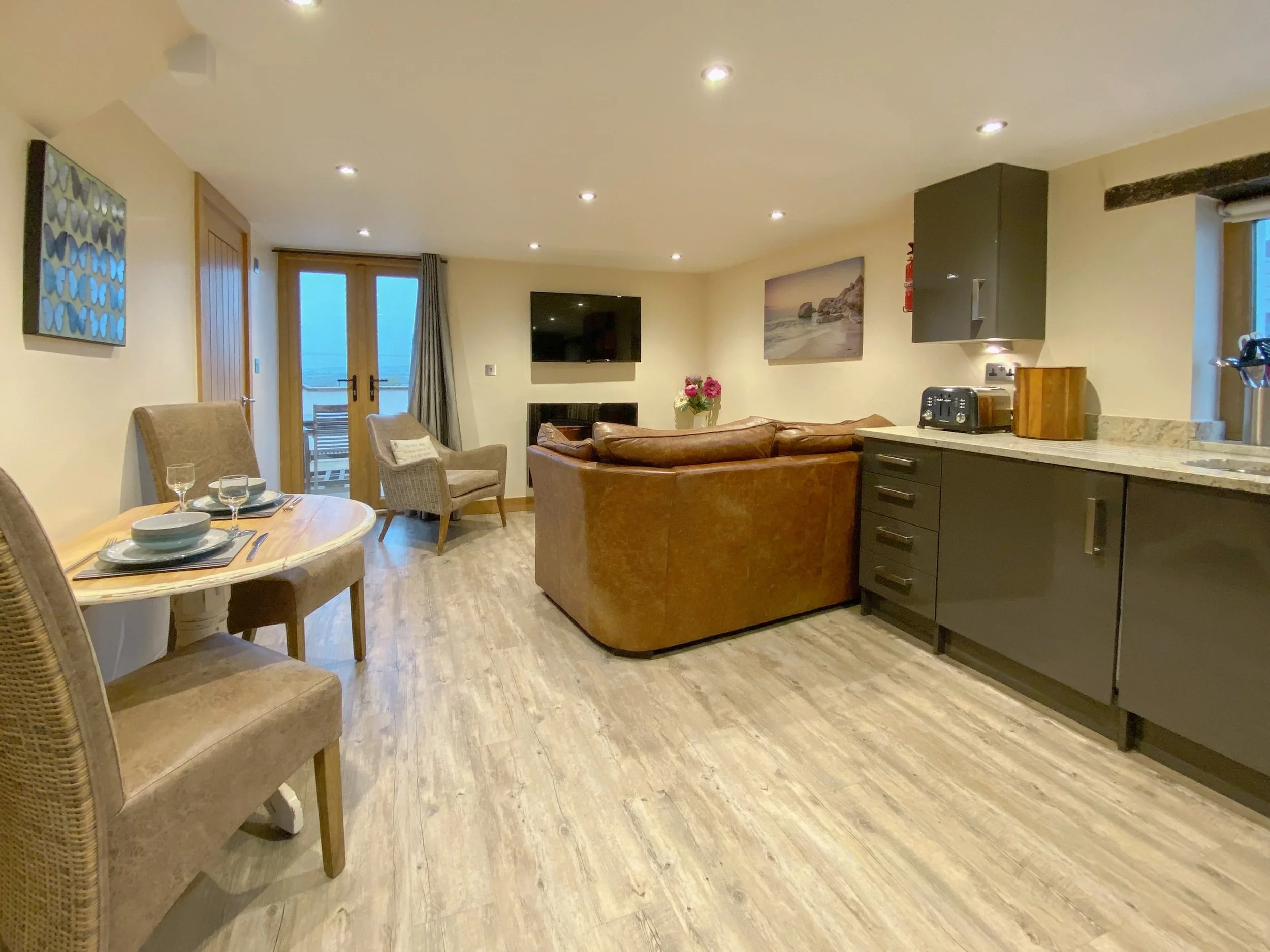 Dining area and kitchen for two in Dreamcatcher