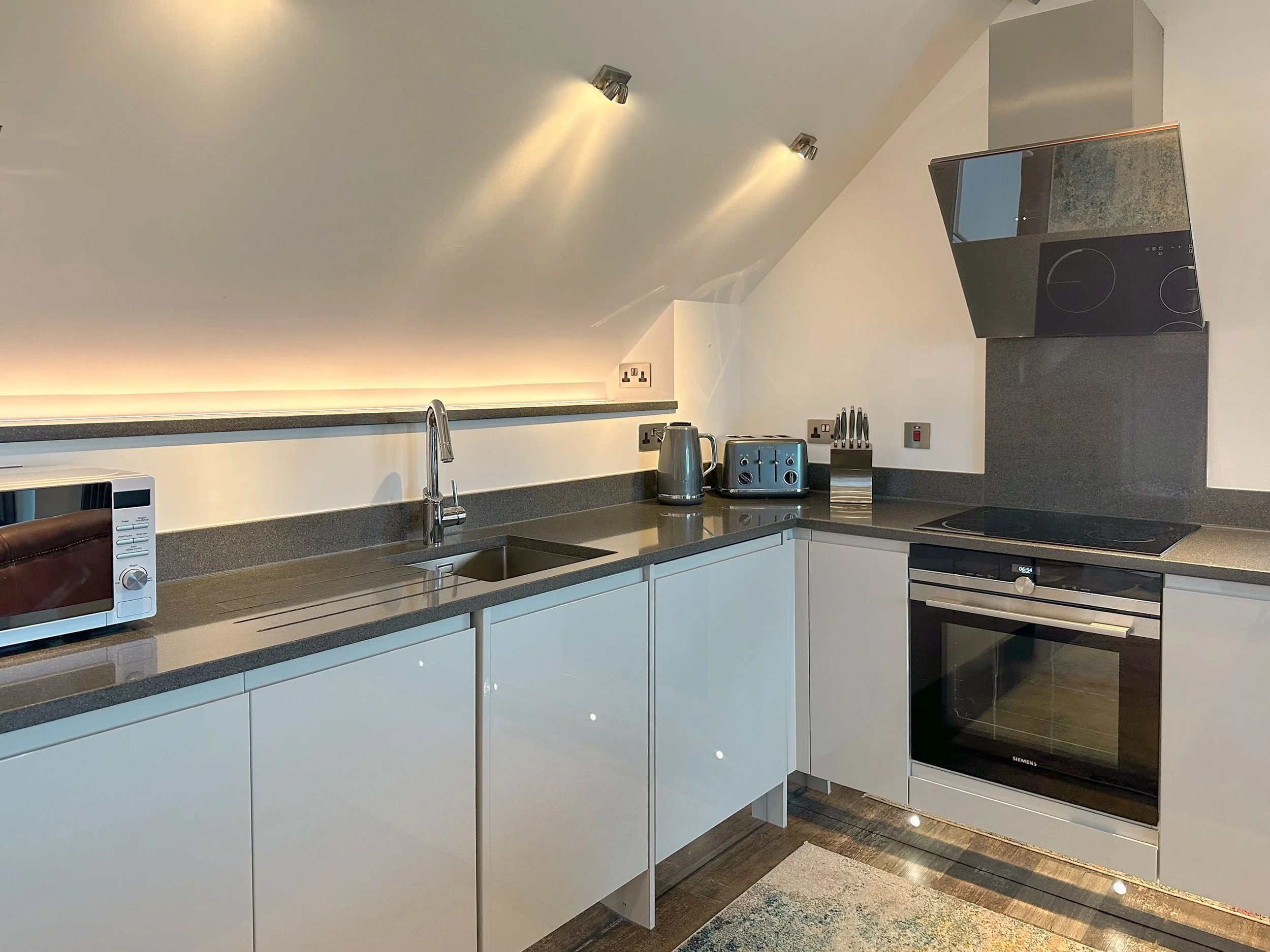 Gloss kitchen with cooking facilities