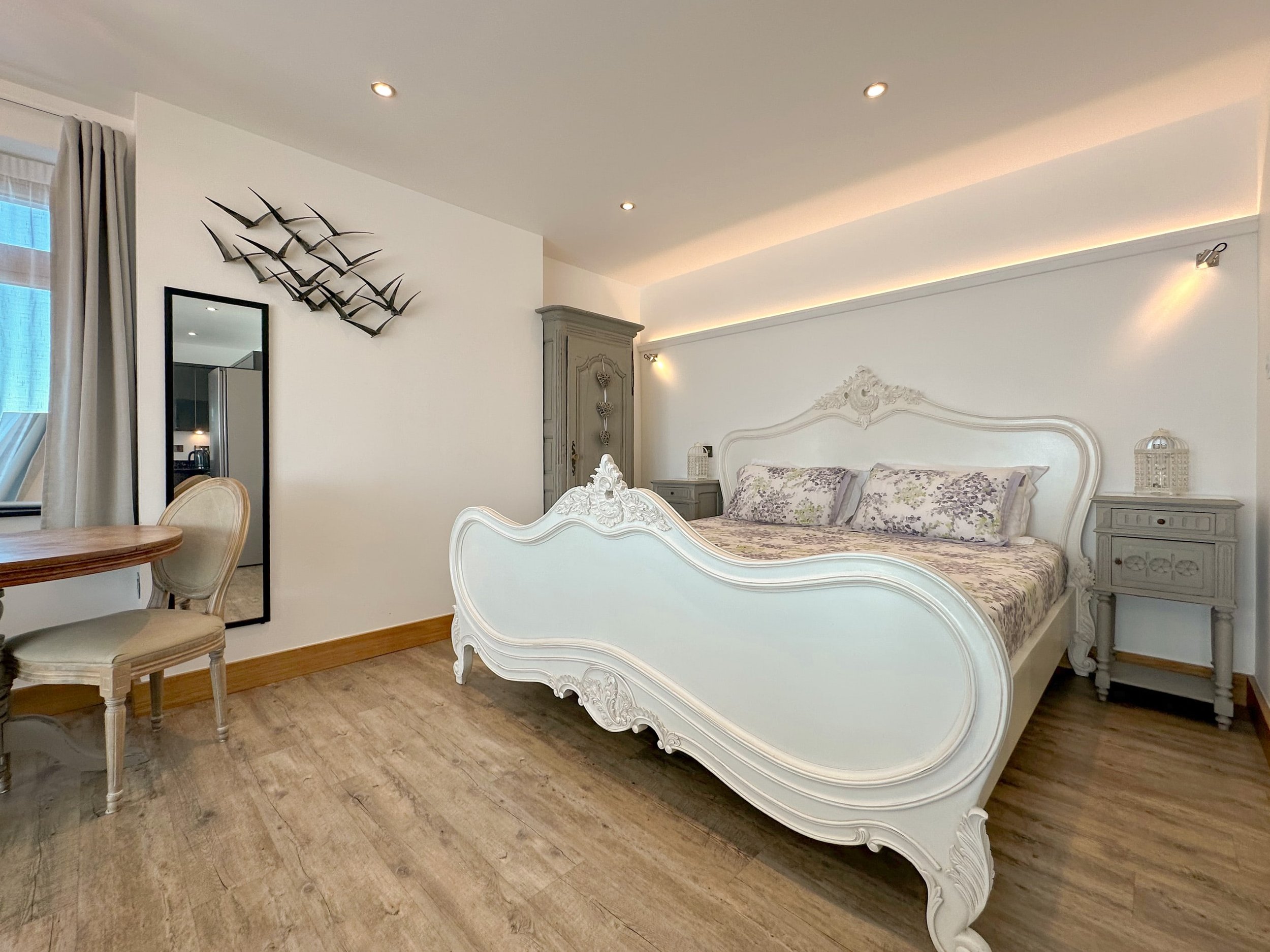 Super king size bed in Bijou apartment for two