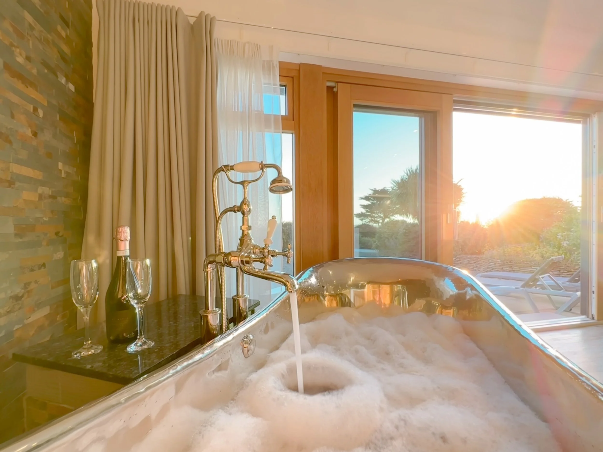 Air-spa copper bath filling in Bijou