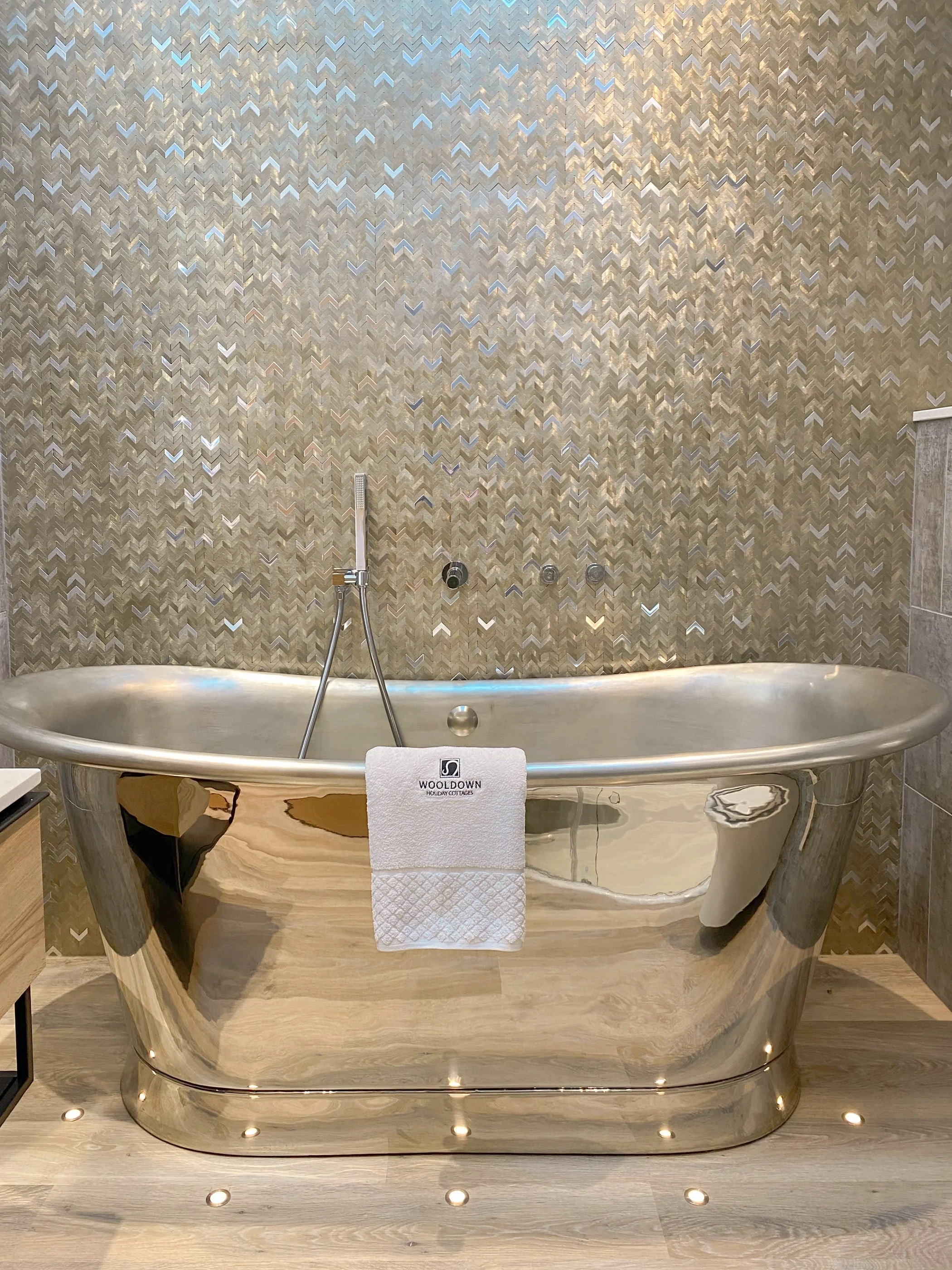 Air-spa copper bath in the Little Gem apartment just for two