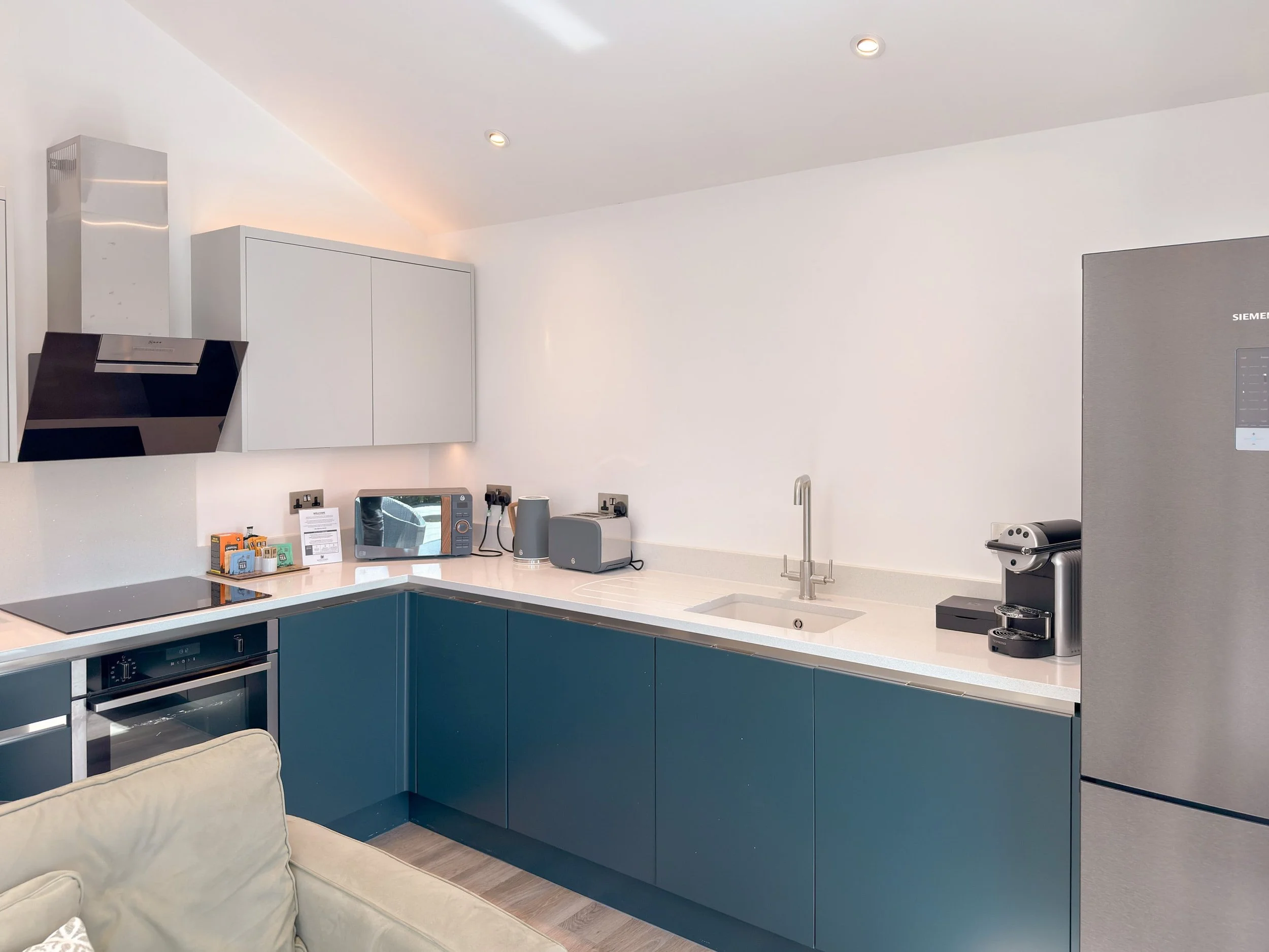Kitchen with galaxy white quartz worktops