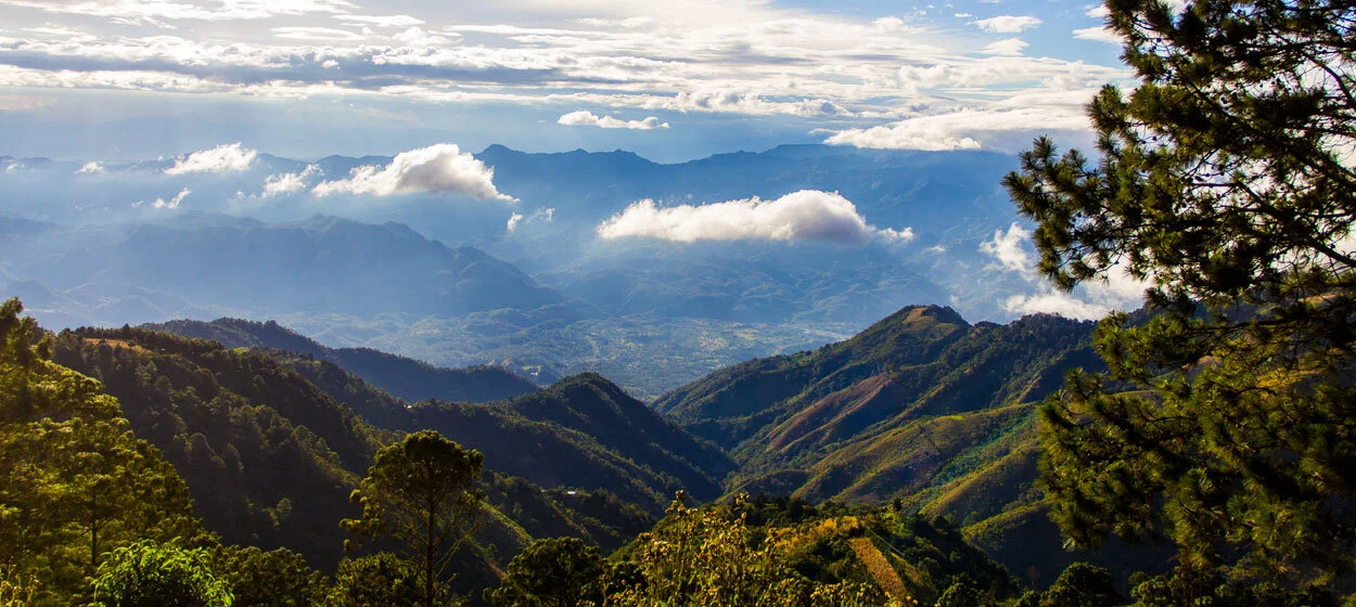 Cerro El Pital8. La Ruta de las Flores es un paseo que involucra 6 ciudades y los mejores destinos turísticos en El Salvador. La travesía comprende las ciudades de Nahuizalco, Salcoatitán, Juayua, Apaneca, Ataco y Ahuachapan, ubicadas en los departa…