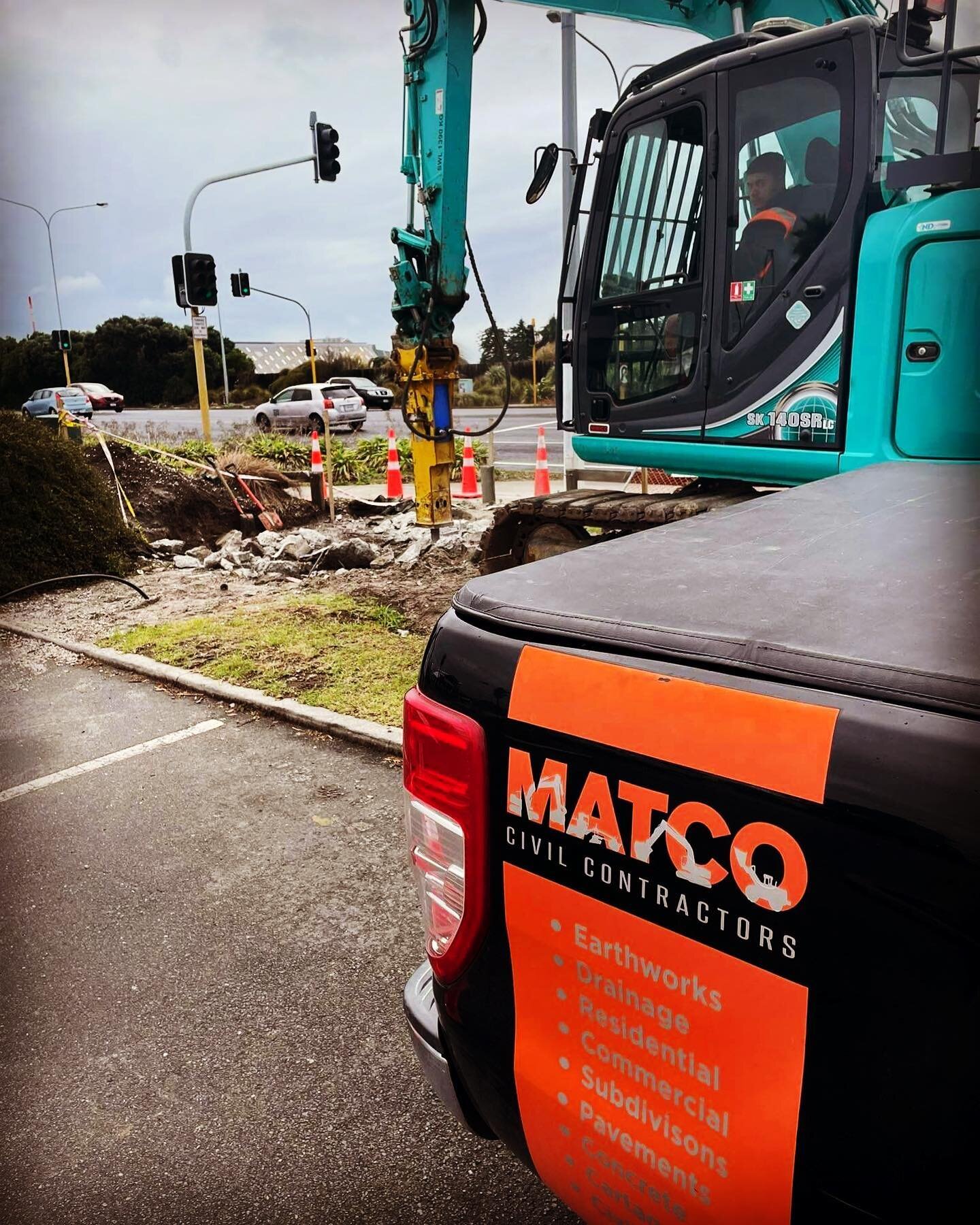 Sparking up the olde socials with this shot of the lads breaking out an old plinth in the Tauranga Bridge Marina precinct #matcocivil #demolition #gethammered