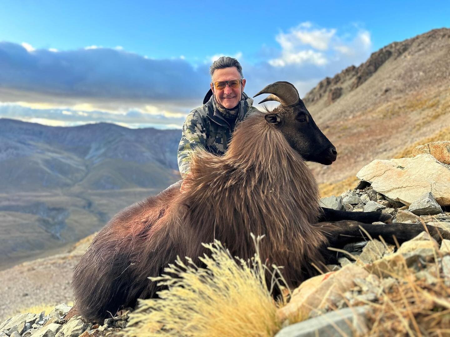 Another stunning day in New Zealand hunting tahr. 

#exclusiveadventuresnz #newzealand #newzealandhunting #hunting #tahr #mountainhunting #mountainhunter #kuiu #kuiunation #travelhunting