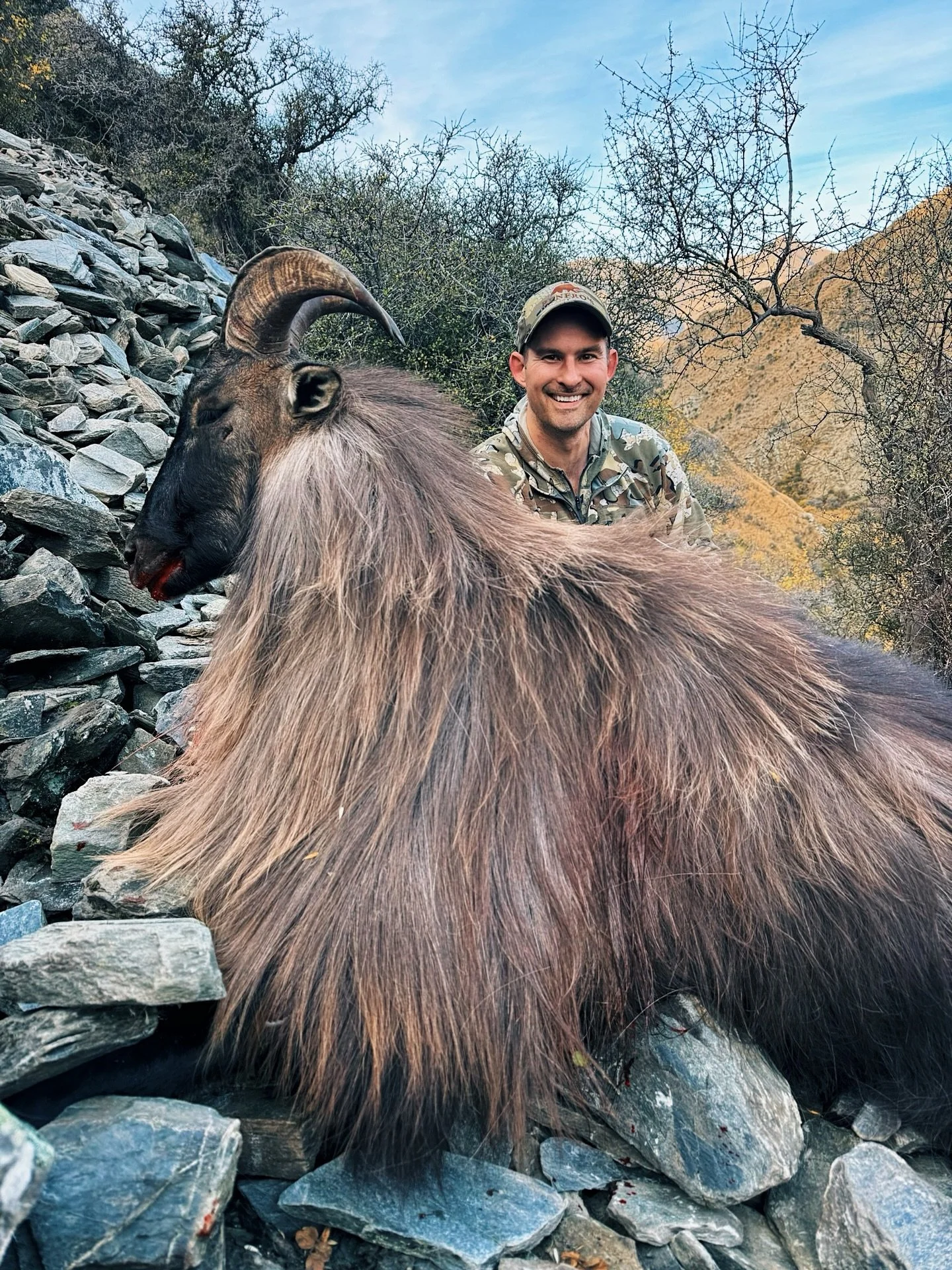 Backcountry bull tahr 💪🏼 tough terrain, endurance &amp; a lot of patience on this trophy bull! 

Send us a message to learn more about hunting tahr in New Zealand. We are currently booking for 2026 &amp; 2027. 

#exclusiveadventuresnz #newzealandhu