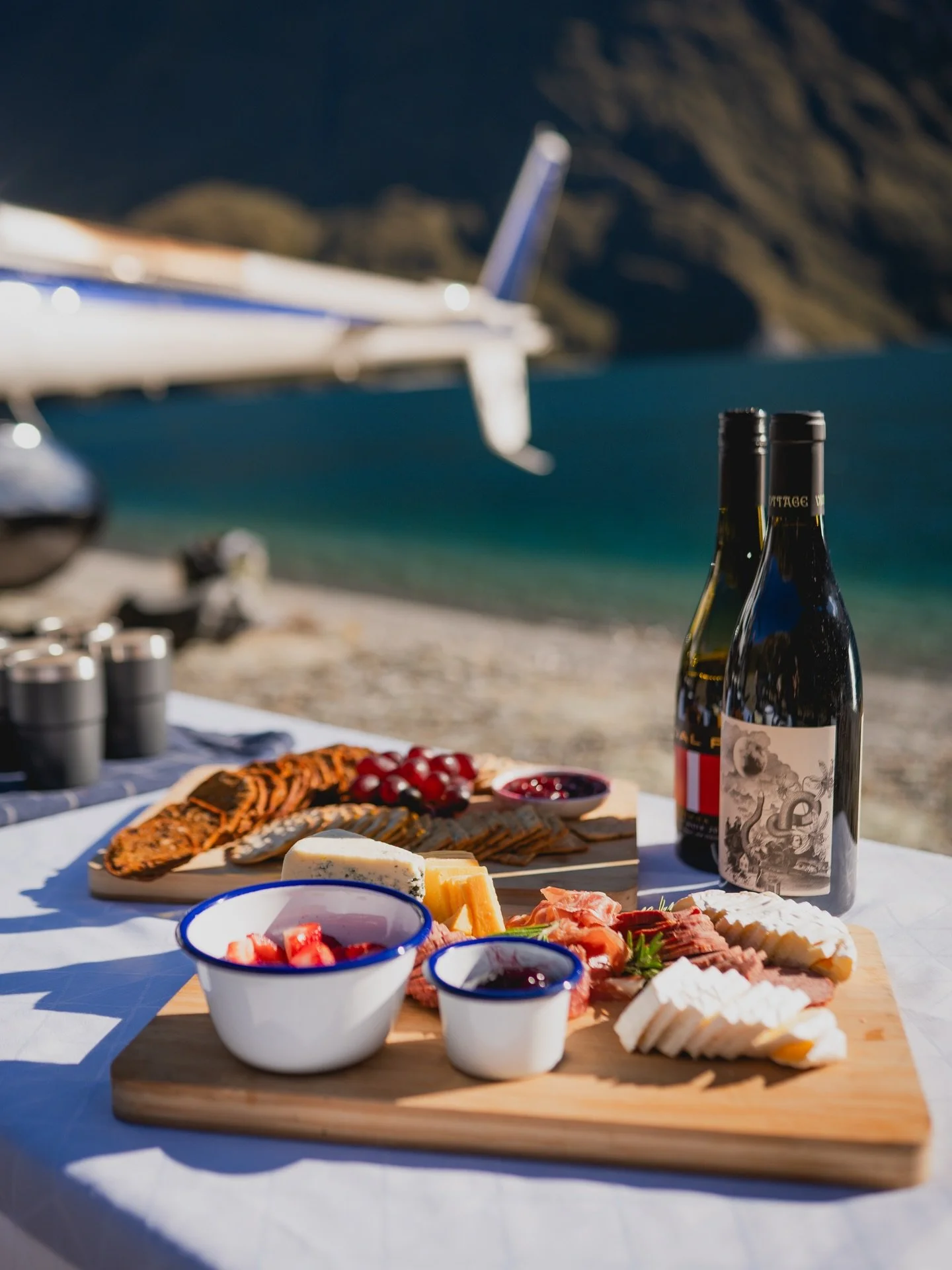 Christmas is around the corner&hellip; here&rsquo;s an idea for the gift of a lifetime 😉 Fresh lobster 🦞 champagne 🥂 or New Zealand&rsquo;s finest wine 🍷 stunning views 🏔️ an alpine lake picnic all to yourselves&hellip; our scenic helicopter pic