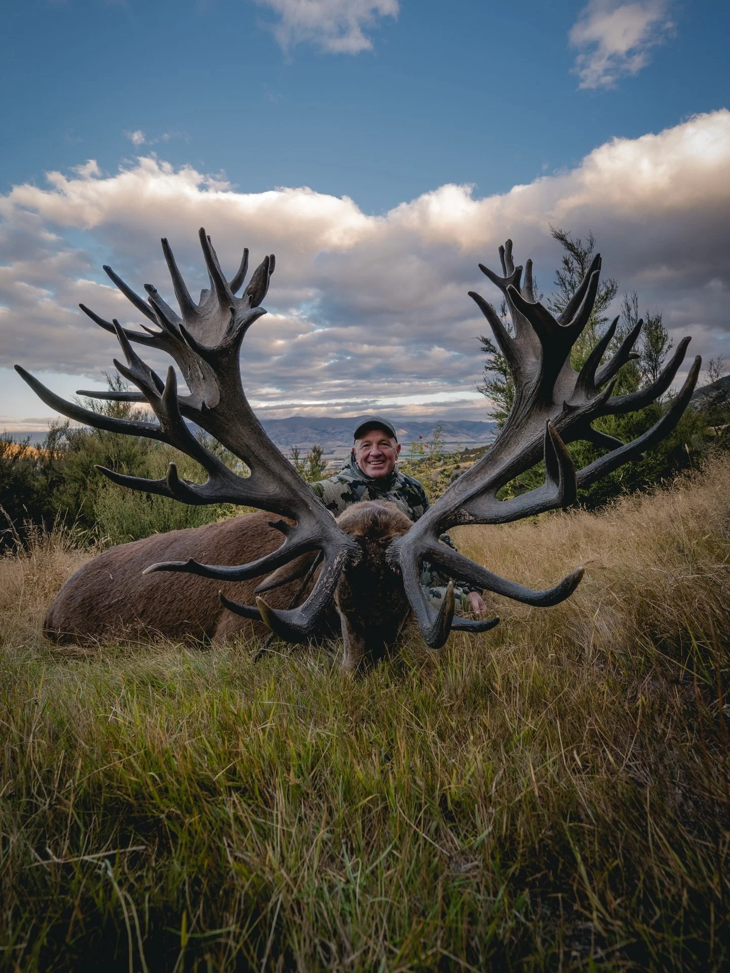 Dark antlered GIANT 😍

Congratulations to Rob on this legendary stag! Our season is off to an awesome start with some monster stags &amp; epic memories being made hunting in the mountains. 

#exclusiveadventuresnz #staghunting #safariclub #bigbuckdo