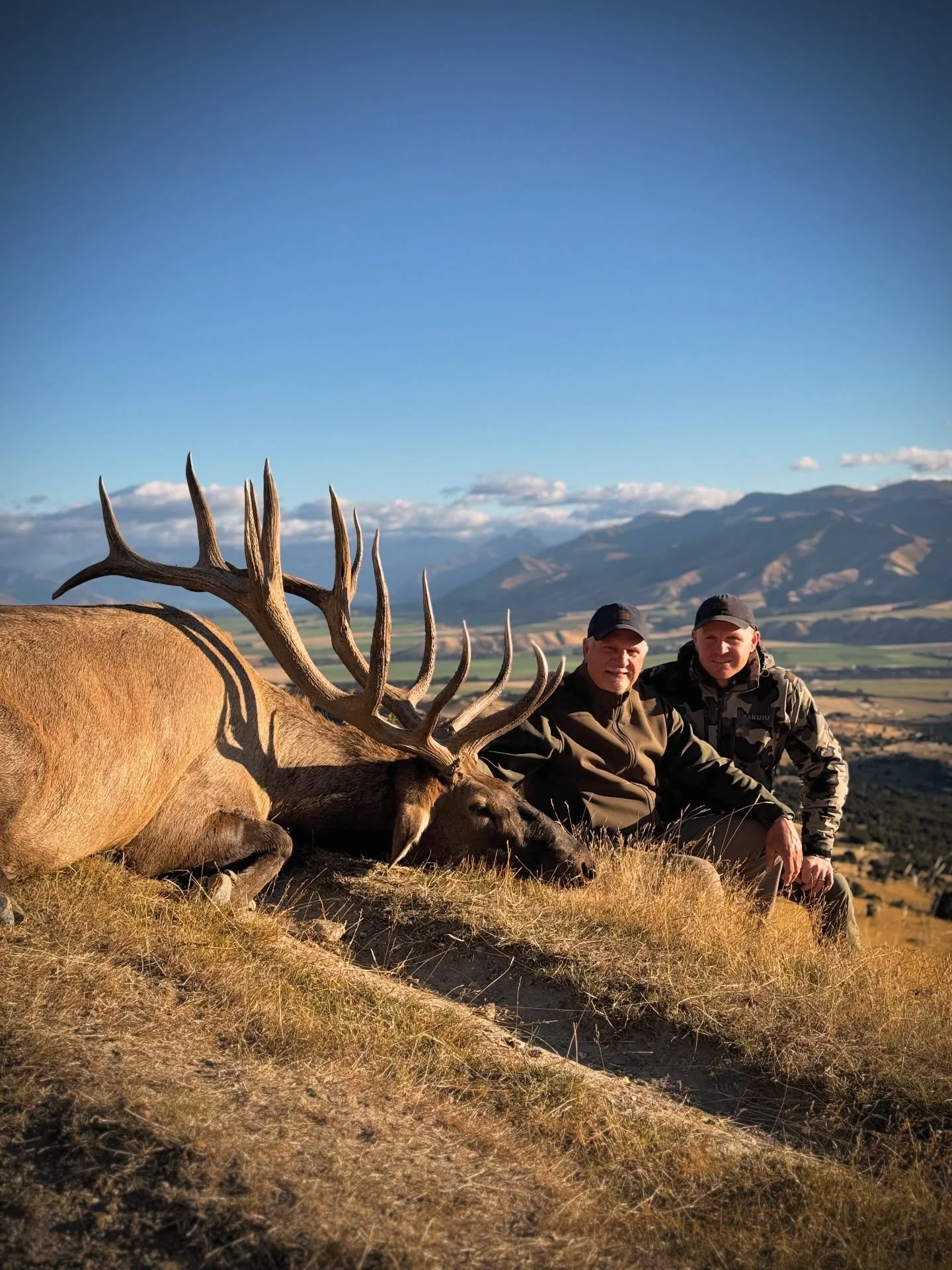 Another stunning elk from this season! 

Hunt giant Wapiti in addition to red stag, fallow deer, chamois, tahr, and more species with us here in New Zealand. Send us a message for more details. 

#exclusiveadventuresnz #newzealandhunting #elkhunting 