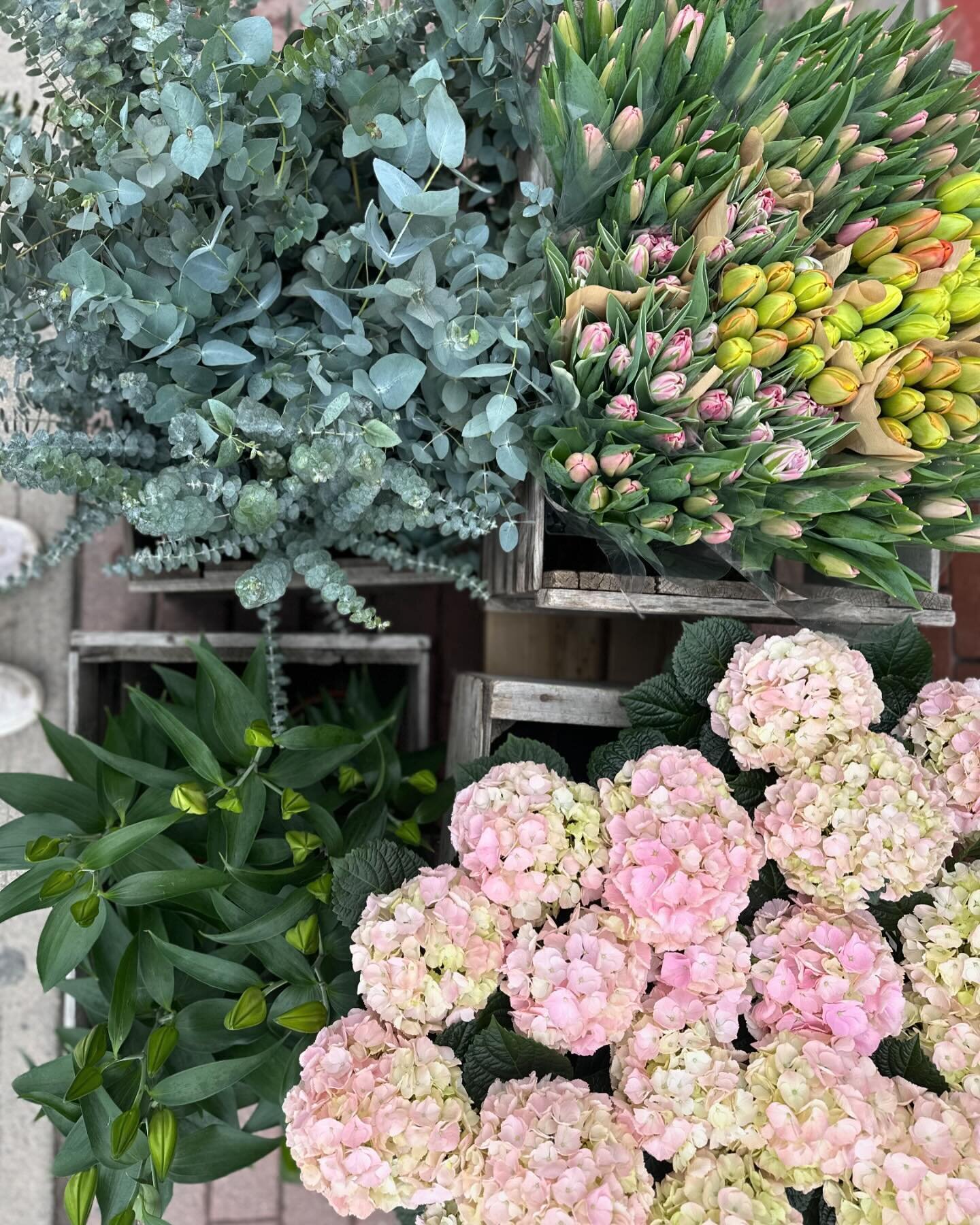 Oh good morning my friends. It is this time of year again!&hellip; put the goods outside. I was just in Toronto a week ago and it reminded me of what I really wanna do put things outside market style so come on by grab a bunch, we have eucalyptus, tu