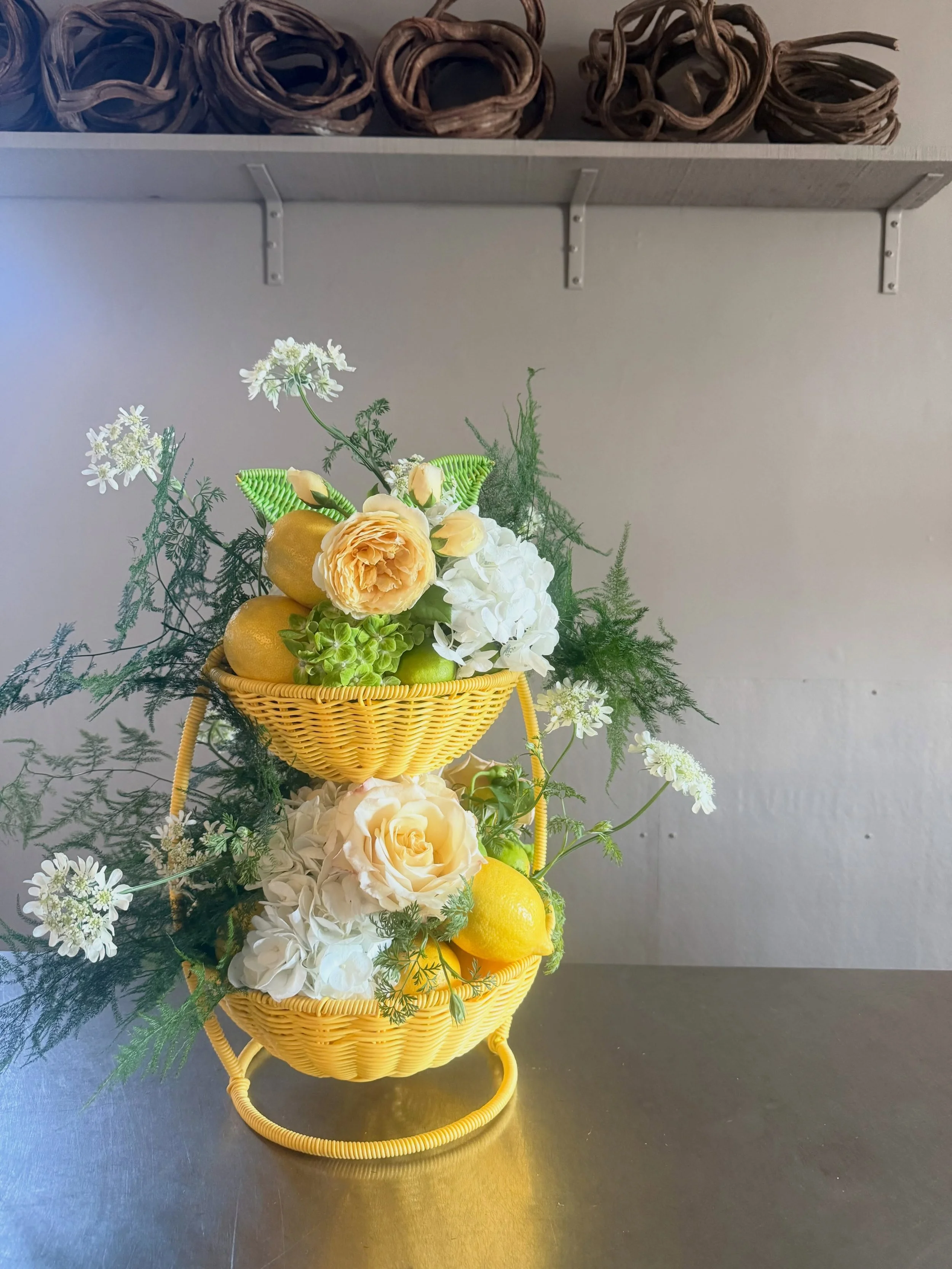 Love when I get to do some different stuff. Plus I&rsquo;d like to be invited to this garden party! Thank you @anneknicol 💛
All fresh flowers.