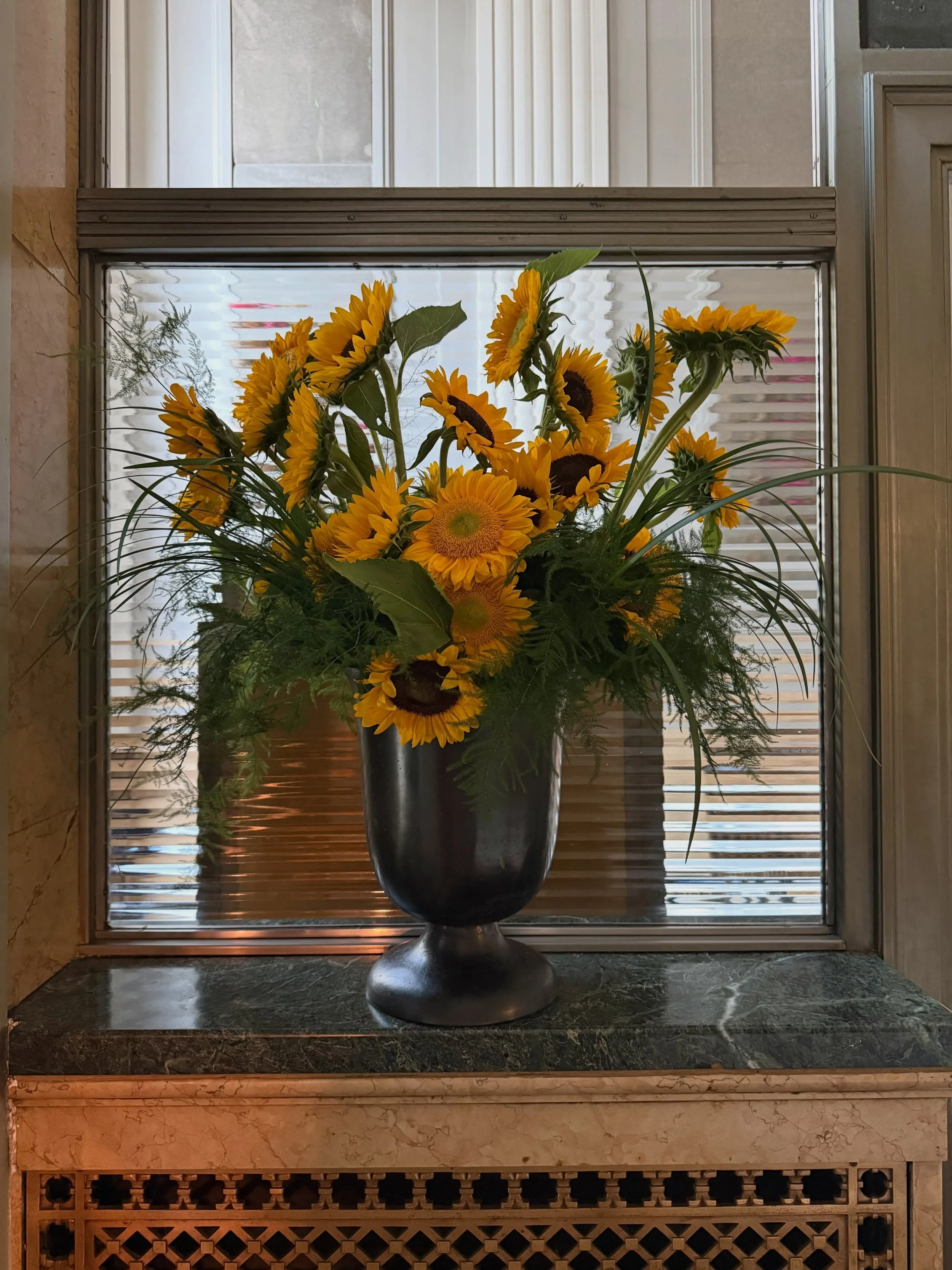 Late Thursday install @dineriviera 💛