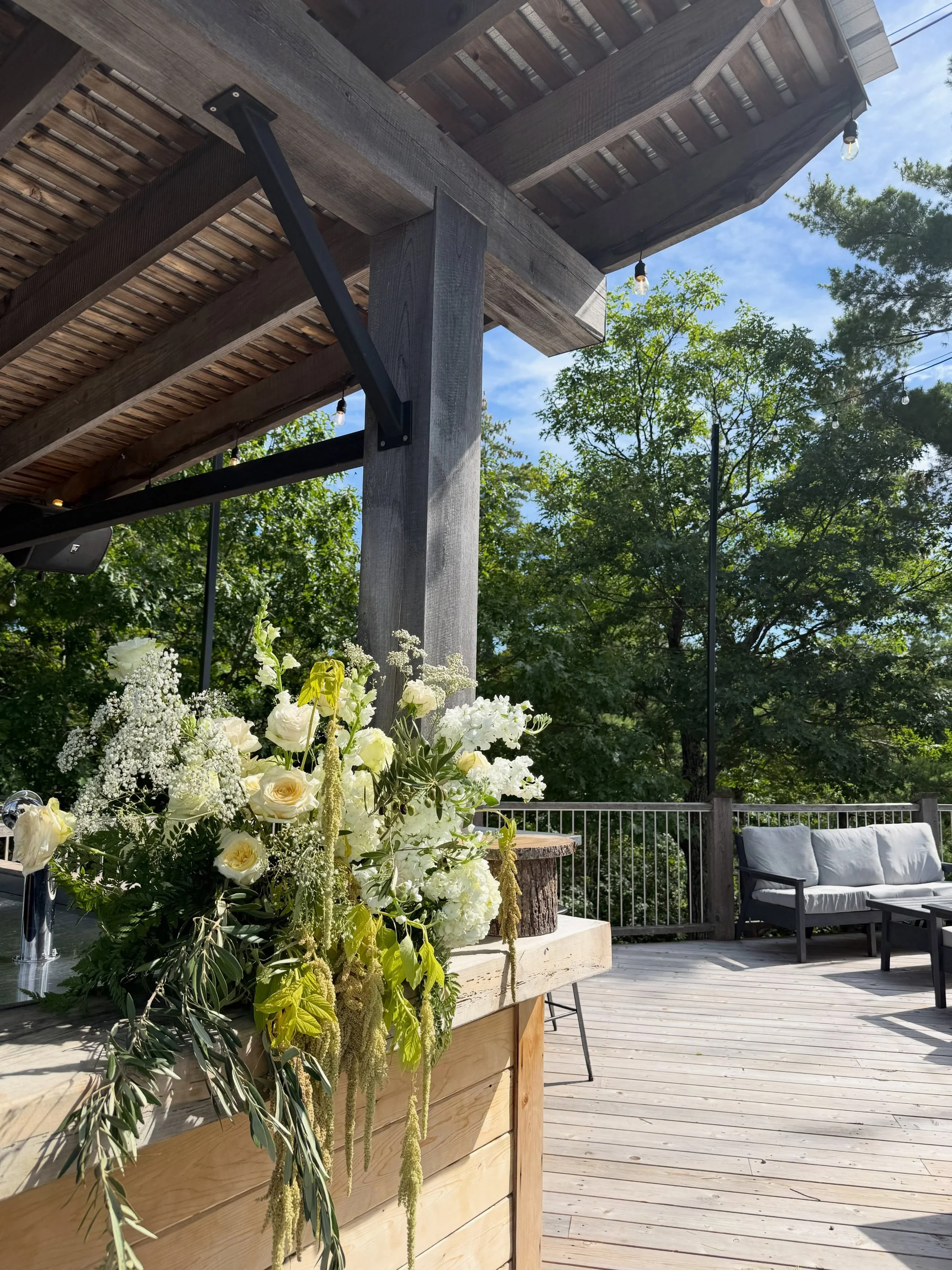 I had the pleasure today to create beautiful florals for Gabi&rsquo;s &amp; Rob&rsquo;s wedding. What fun! 
It was also a wonderful experience to return after such long time to this nice event space, @lebelvedereweddings 
I am in awe how beautiful an