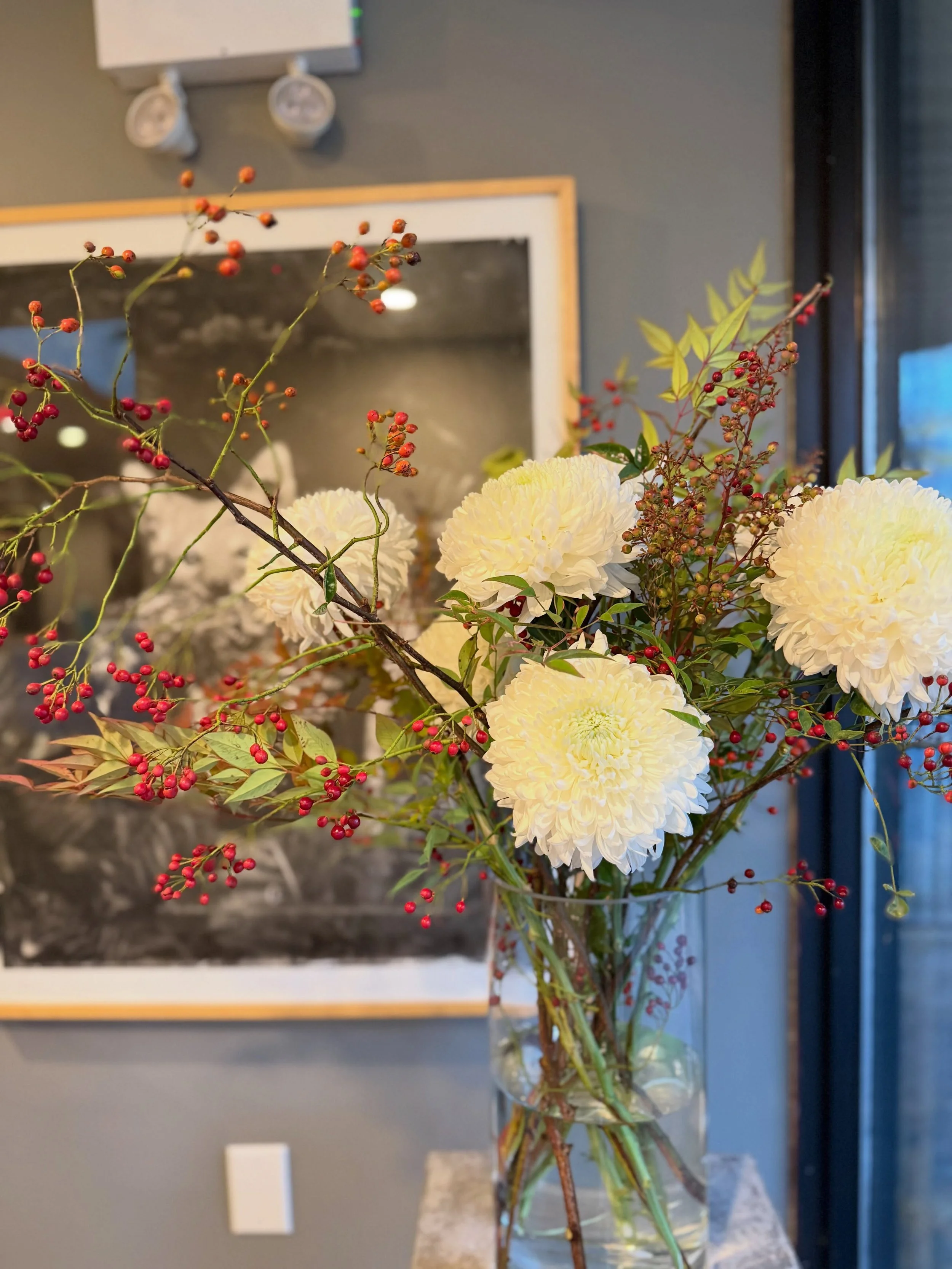 @gitanes 🤍

Soft fall, rose hips and local grown commercial chrysanthemums. My fav.