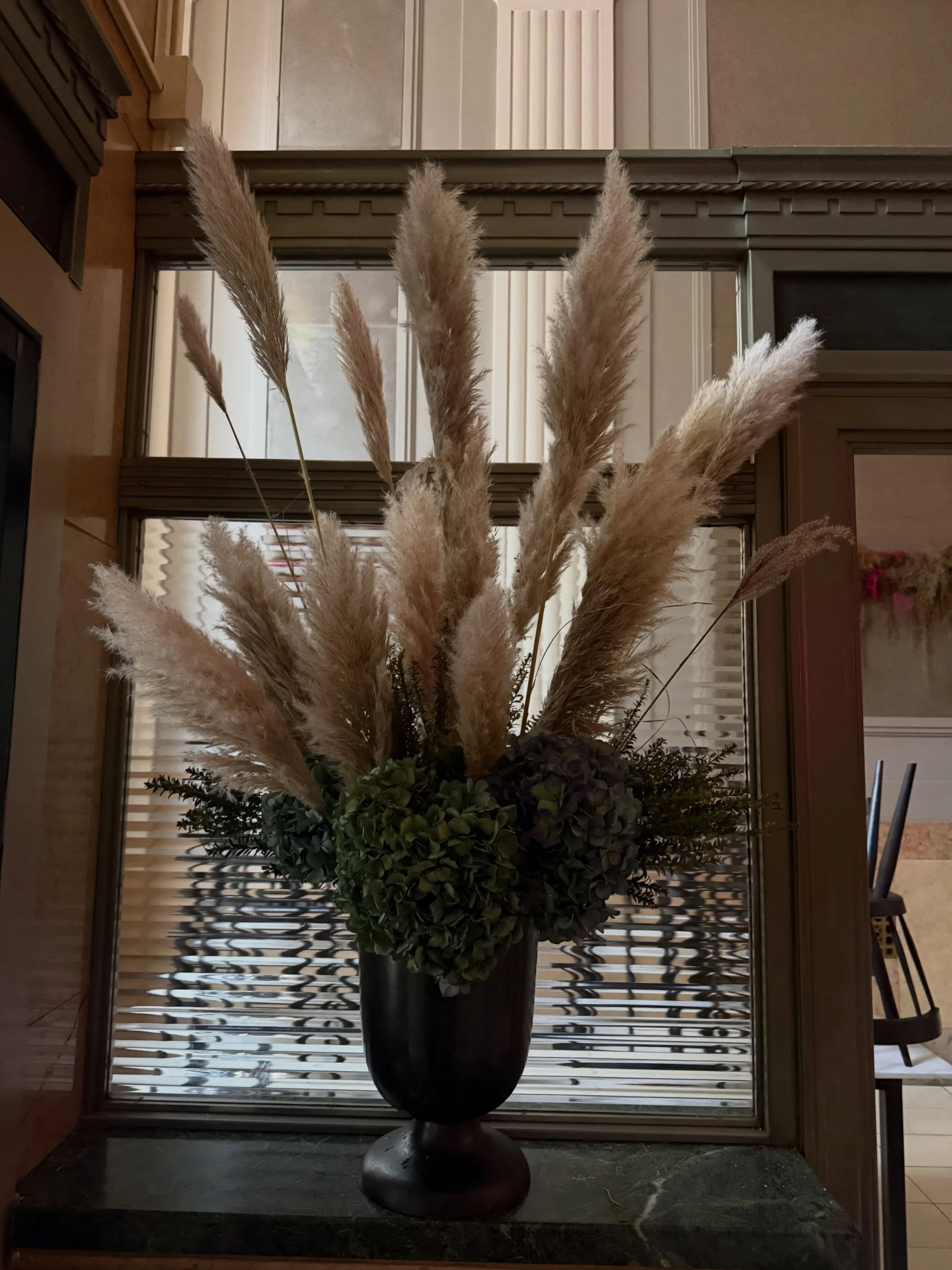 Good morning my friends.  A new day a new beautiful arrangement for @dineriviera 
Full fall vibes.