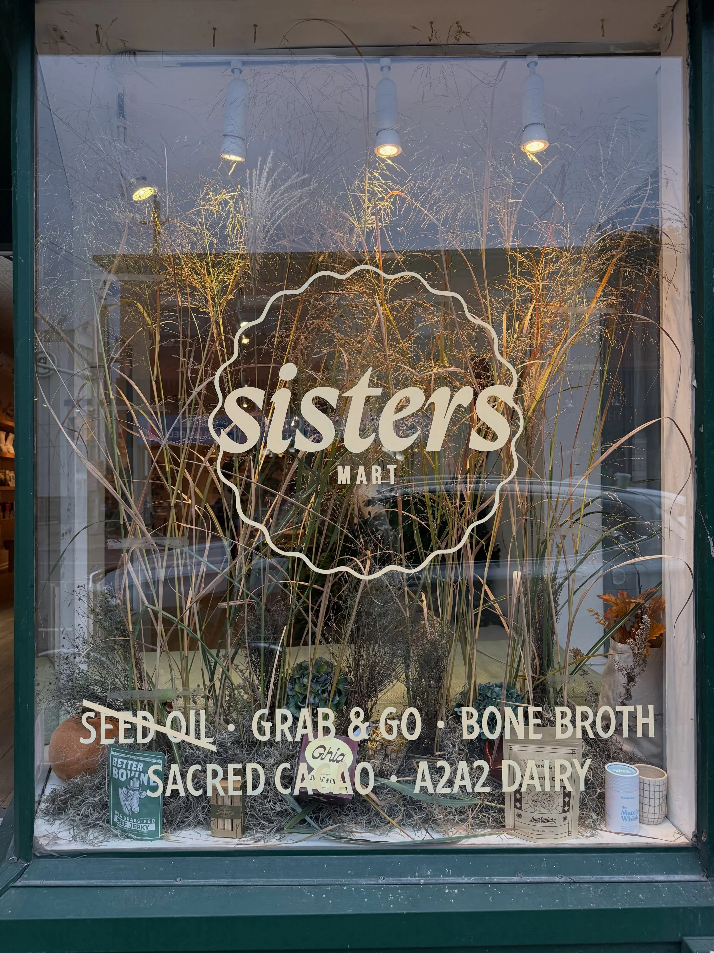Good morning Glebe friends, I was allowed to create a seasonal window display @sistersmartottawa 🤍🤍🤍
Thank you team sisters mart. X