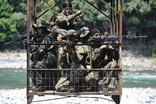 Peruvian Commando training.
