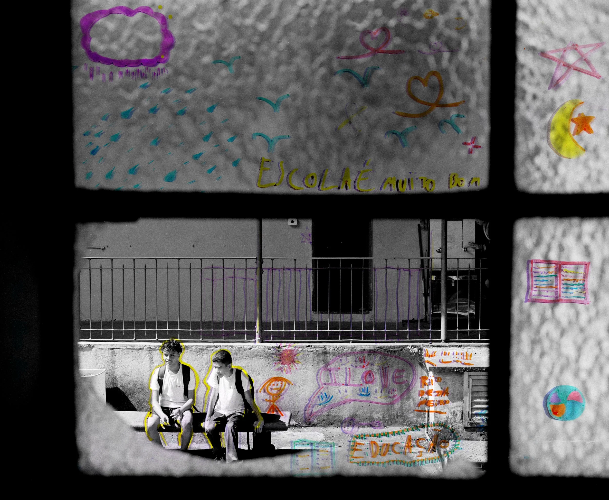 VIVA ESCOLA VIVA 02 | fotografia analógica + intervenções de marcador criativo sobre placa de acrílico | 57,5 × 70 cm | 2025