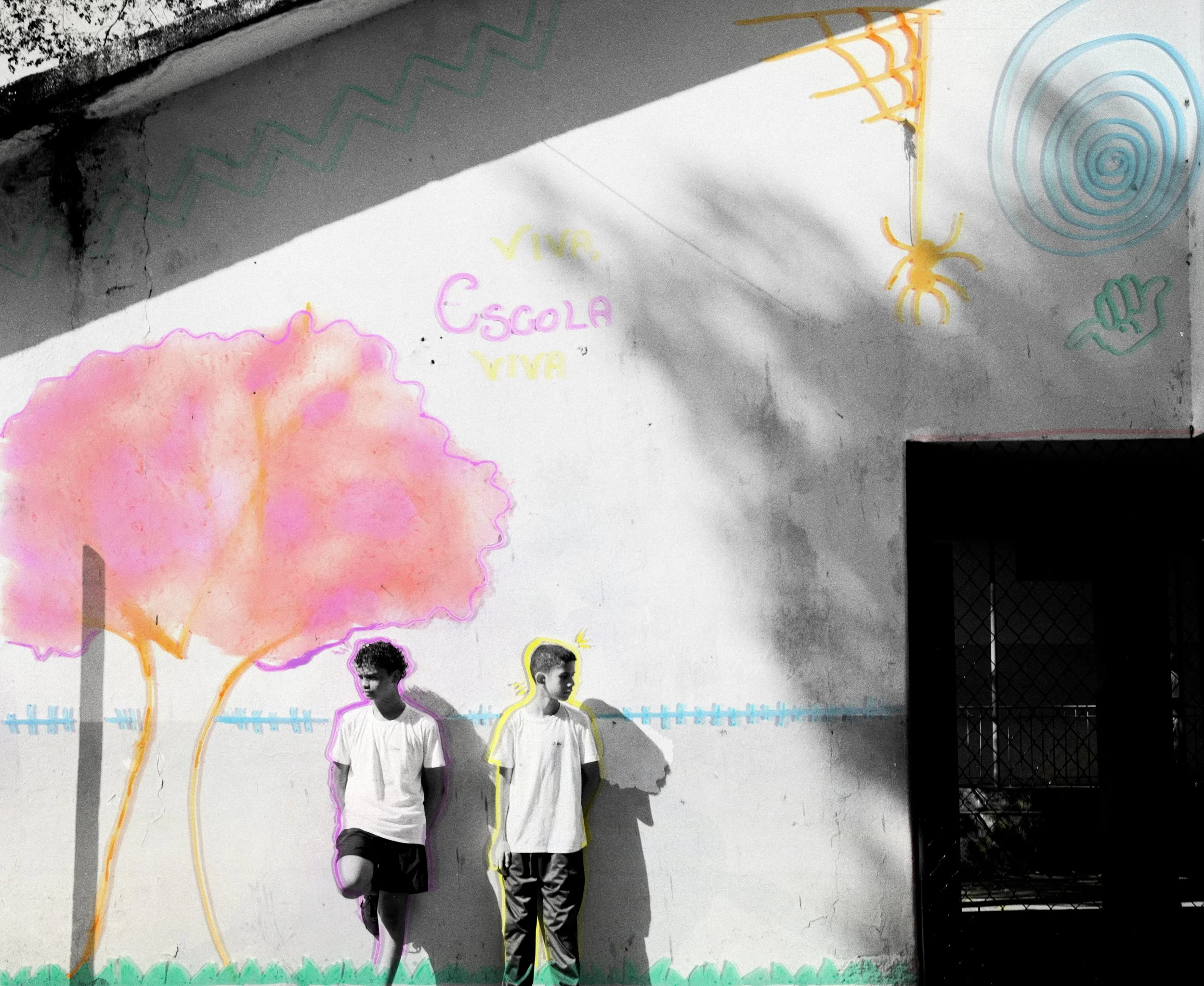 VIVA ESCOLA VIVA 04 | fotografia analógica + intervenções de marcador criativo sobre placa de acrílico | 57,5 × 70 cm