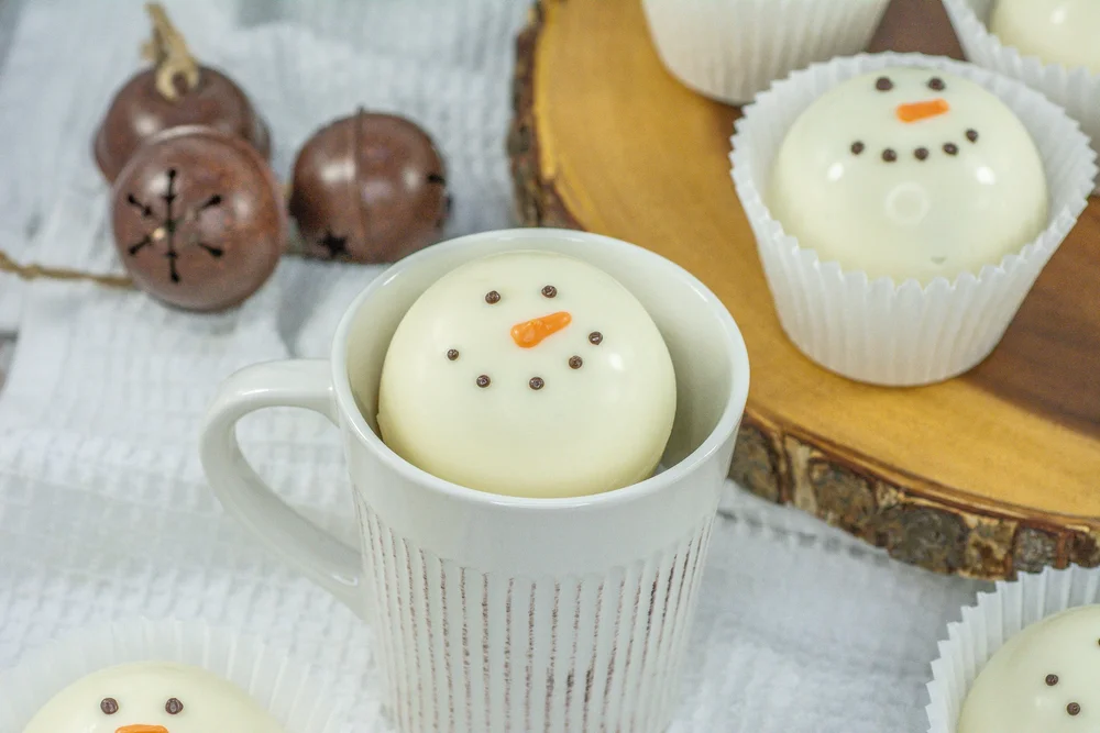 Melting Snowman Hot Chocolate Bombs Easy Winter Recipe — xoxoerinsmith.com