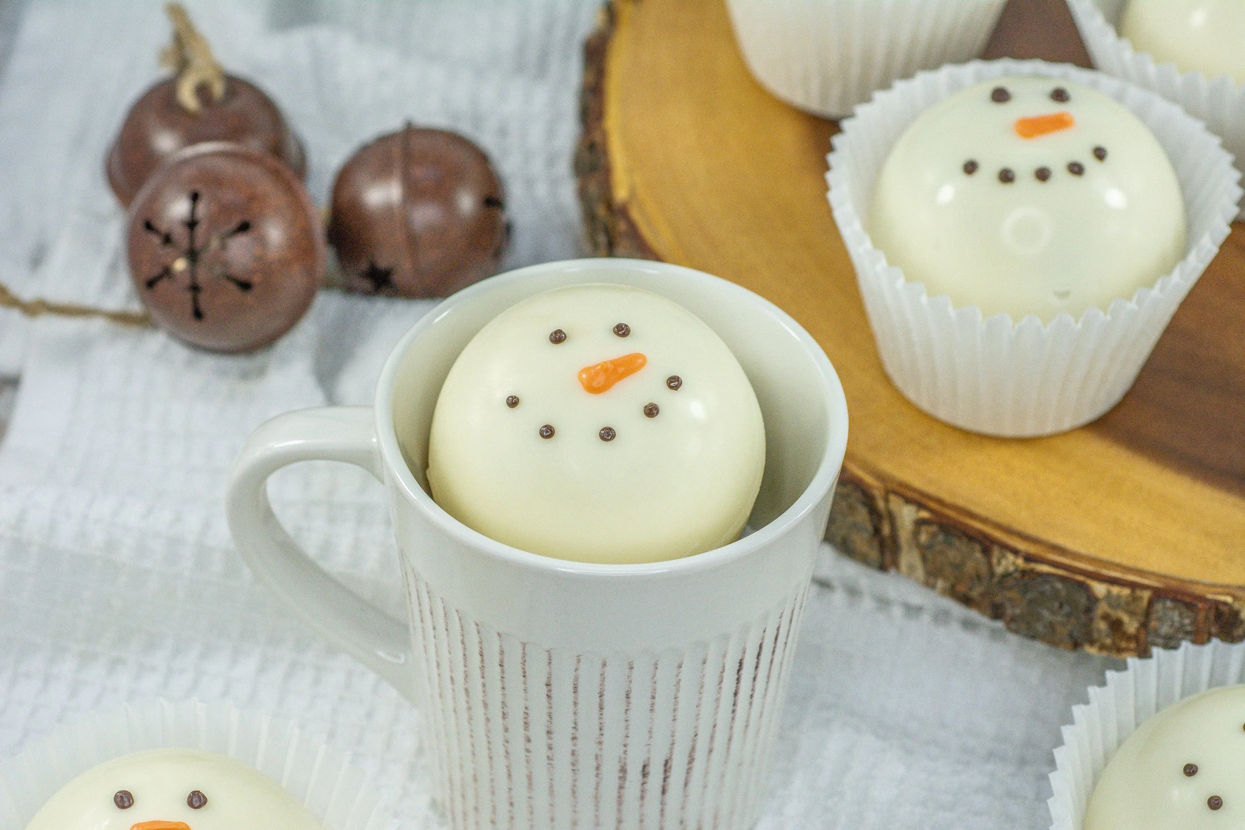 Melting Snowman Hot Chocolate Bombs Easy Winter Recipe — xoxoerinsmith.com