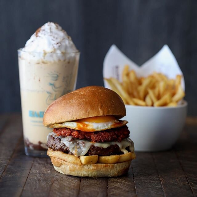 🍔🍟🥤Have you tried our Choripappa Burger yet? It&rsquo;s one of our delicious new burgers at our Brentwood (San Vicente) location and it surely won&rsquo;t disappoint! Angus beef, thick cut fries, a fried egg, melty cheese, and our housemade choriz