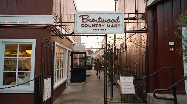 🎄Get your last minute shopping done at @BrentwoodCountryMart and come join us for lunch! Both of our LA Locations (Santa Monica &amp; Brentwood) will be open until 3pm today! #BarneysHamburgers