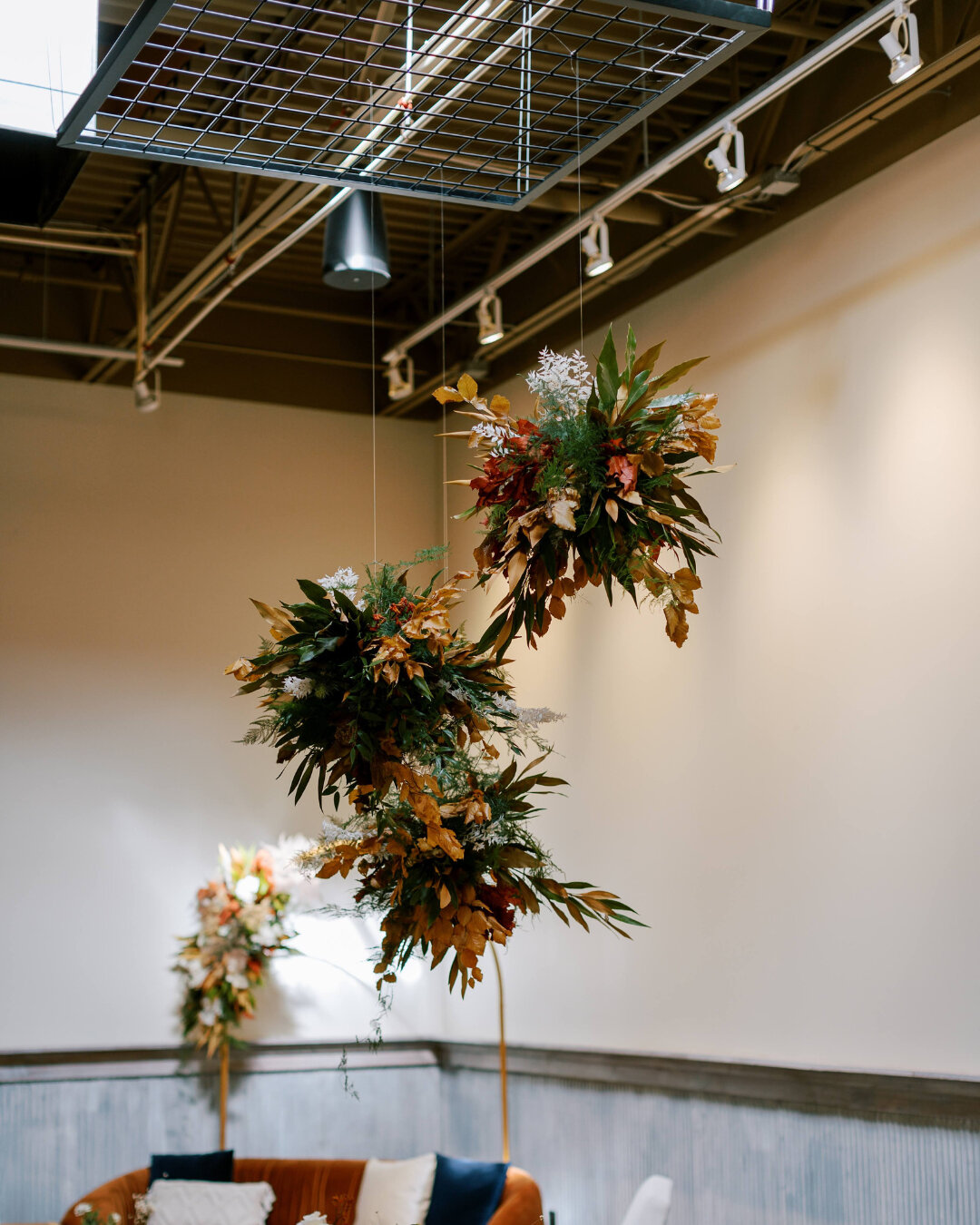 A round of applause for @stylesociety.bloom and this gorgeous hanging installation, as well as for @foodbuilding_events for having the forethought to install a permanent hanging grid.  Sky, or ceiling I suppose, is the limit! ​​​​​​​​
​​​​​​​​
📸: @k