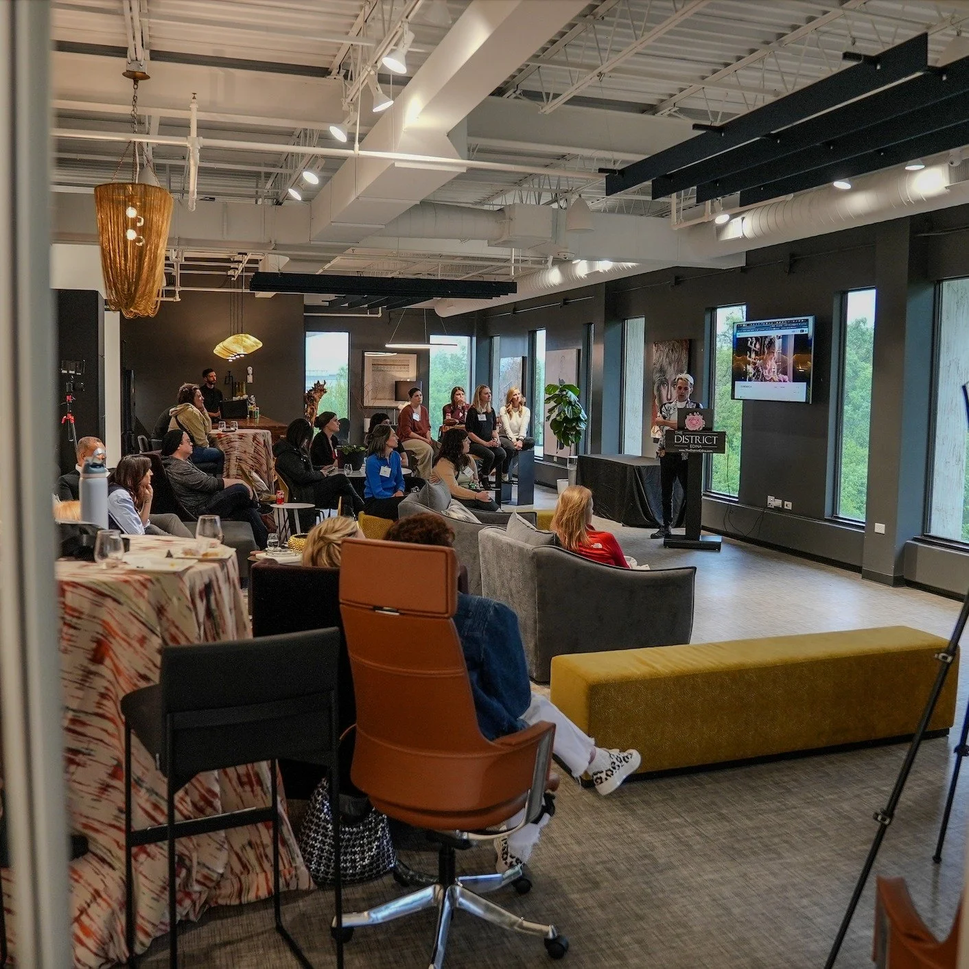 Thankful for our partnerships with @ ilea_msp, their creative events, and the education they provide!

Photo @eventlifetv
Venue: @9milegallery 
Catering: @surdykscatering
Bar service: @hostatoast
Speaker: @mrlovemelt 
Decor: @festivitiesmn
