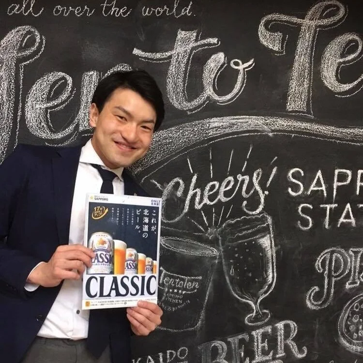 寮生活と聞くとお堅い感じでせっかくの大学生活に自由がないと思うかもしれませんが、登戸学寮は真逆です。 毎日の美味しいご飯、規則正しい生活リズム、なんでも相談できる先輩や同期、いつでも気分転換に散歩できる枡形山。 心身の健康を約束された環境の中で、精一杯好きなことに没頭できるのです！ またビジネスや芸術で活躍してるOBの話も聞けるので、今あなたが想像している4年後の自分よりも、遥かに成長した自分に出会えますよ。楯優作さん OB（2008〜2012年） 新潟県五泉市出身、日本大学卒業。サッポロビー…