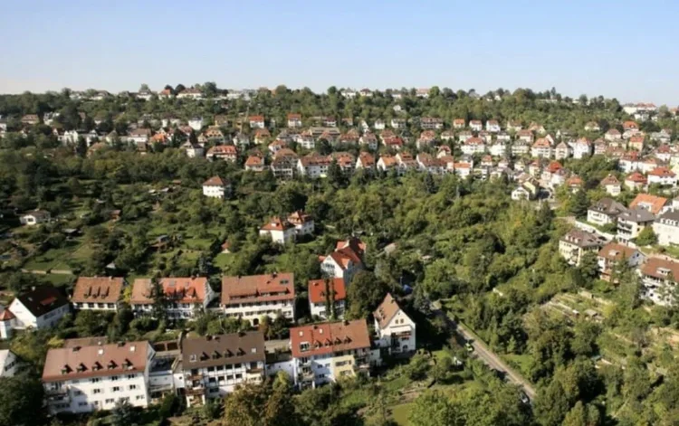 Residential fabric track solution | Clean Edge System track - Clean Edge Narrow Green Space Systems