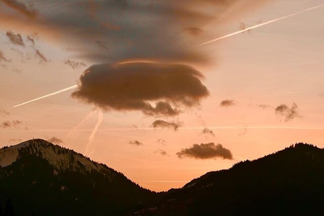 It&rsquo;s moments like these, that make me feel alive, at peace and utterly grateful. Still pinching myself, as I get to call this &lsquo;the view from my kitchen window&rsquo;.
#viewfrommykitchenwindow #lovemorzine #mountains #mountainlife #sunset 