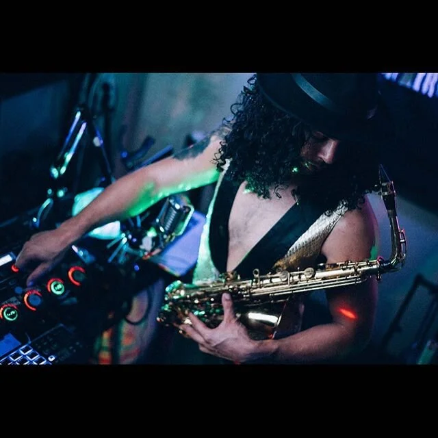 How it goes down in our lounge 😎Thank you Cristina for your amazing work #guitarist #muso #izak #musicmodels #curlsgetthegirls #pose #thephotocorner @cristina_thephotocorner #spanish #izak @izak__music #lovelife #model #multiinstrumentalist #saxman 