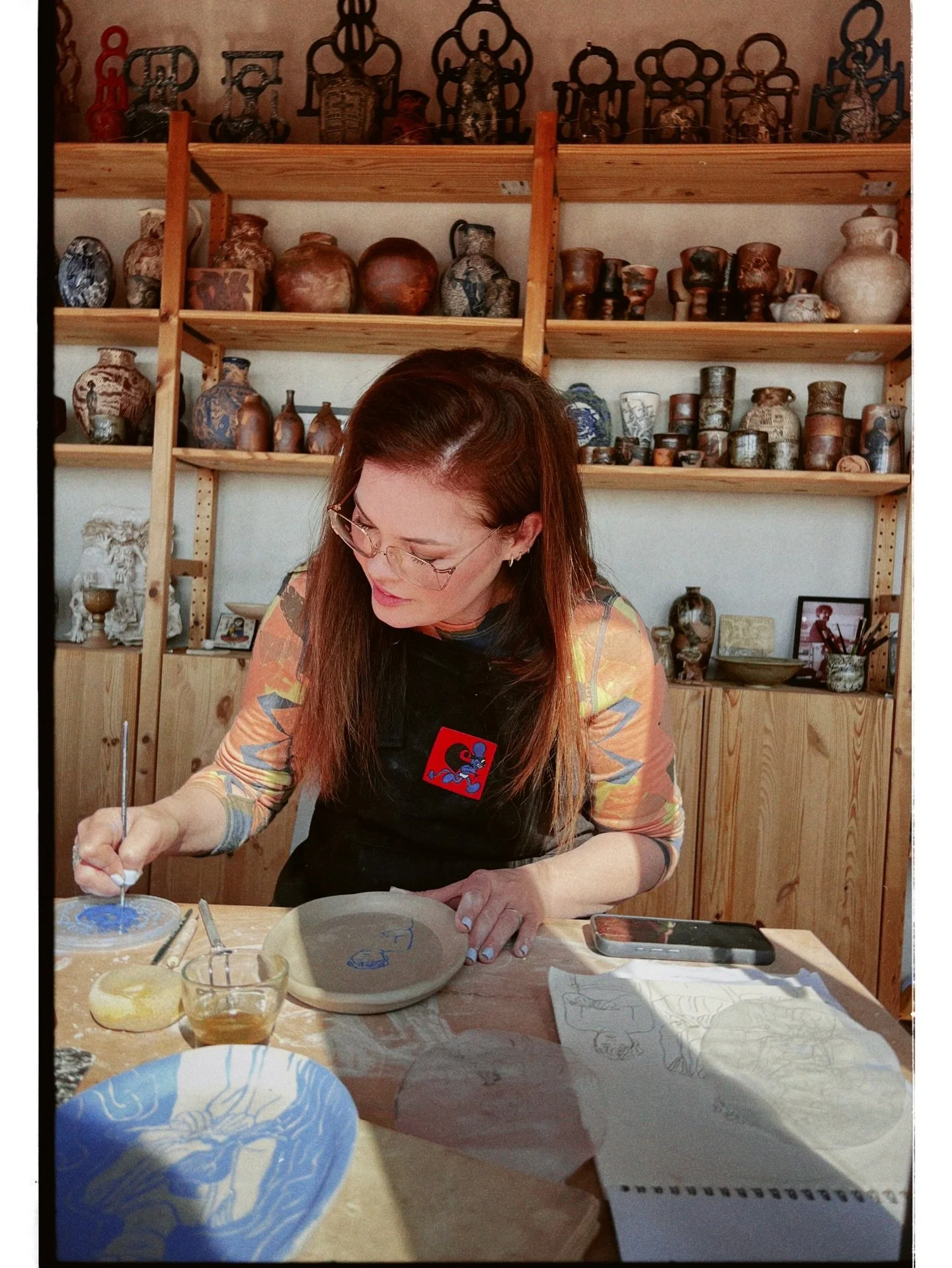 Just wrapped up a one-week ceramic decoration course with Jessica and Candice, who joined through @vawaa_ ✨ Always special to see different hands and stories in clay.

#ceramicworkshop #sgraffito #artresidency #ceramicdecoration #illustratedceramics