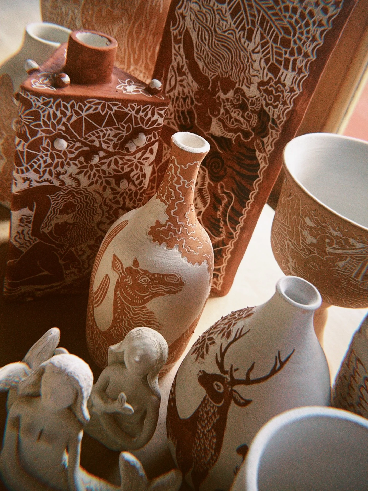 🎨✨

#artresidency #contemporaryceramics #sgraffito #sgraffitopottery #illustratedceramics
