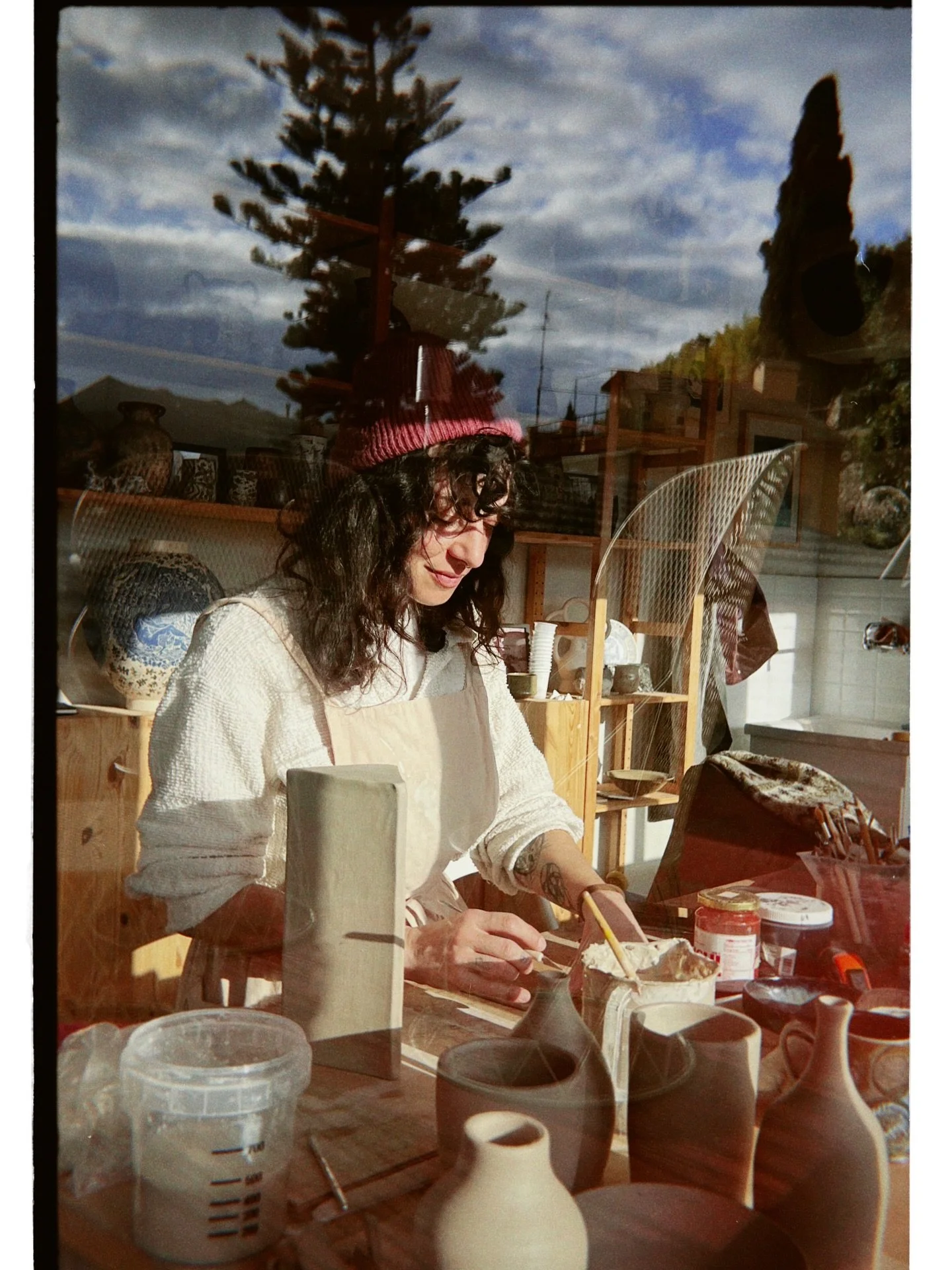 #artresidency 
@tita__ceramica 🌤️

#contemporarycerami̇cs #pottery #potterystudio #wheelthrowing #ceramics #ceramica #ceramicstudio #potterywheel #porcelain #sgraffito #sgraffitopottery #sgraffitoceramics