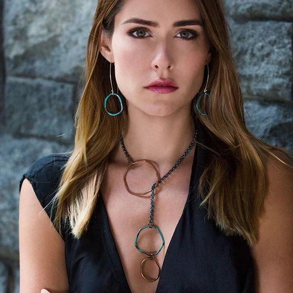 elke-van-dyke-design-sea-stone-lariat-necklace-model_grande.webp
