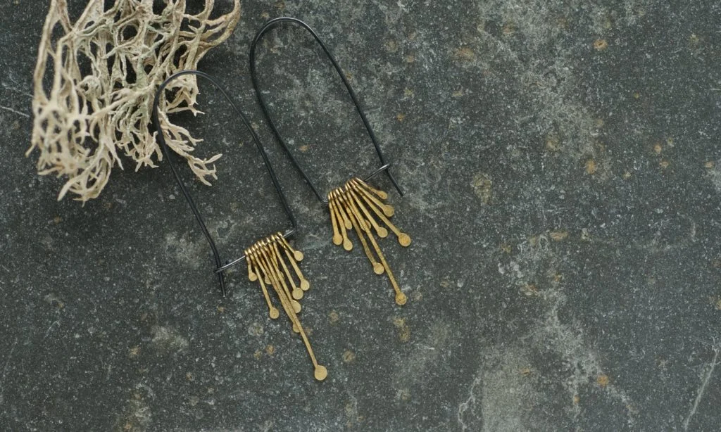 Elegant Synthesis earrings in black and gold