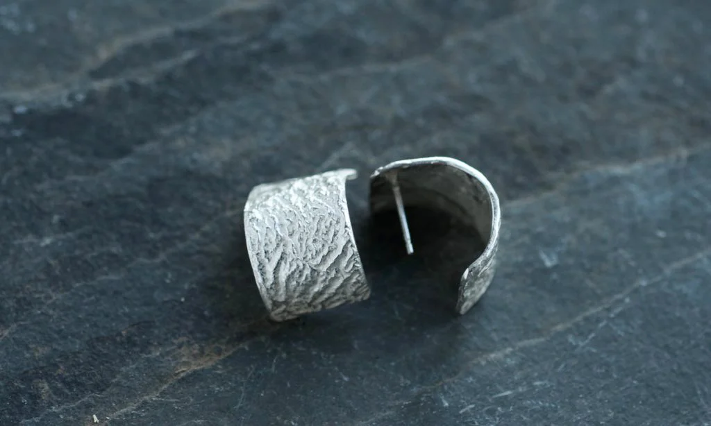 MONOLITH TEXTURED WIDE HOOPS