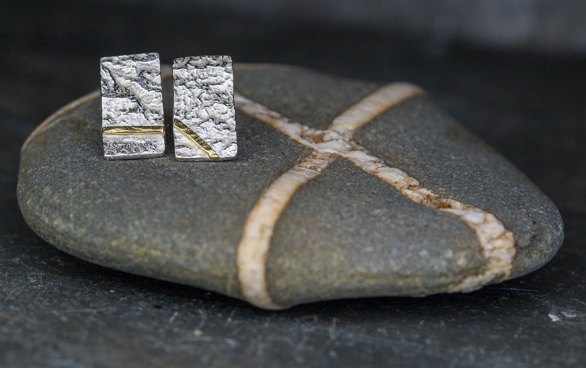 MINI MONOLITH STUDS WITH GOLD SEAMS